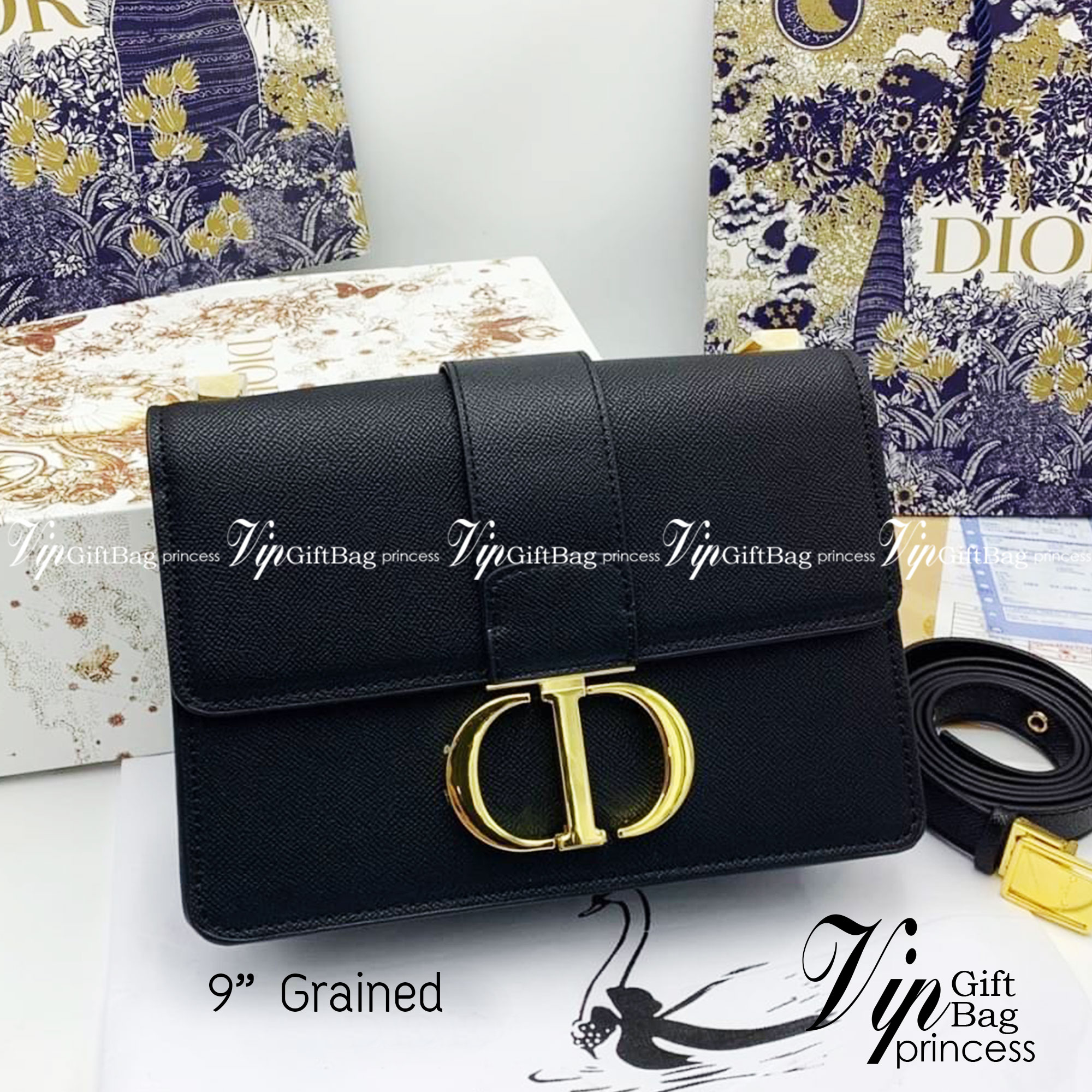 Dior 30 Montaigne Bag in Grained 9" รุ่นหนังลายเกรน กระเป๋าสะพายดิออร์ เอกลักษณ์ของความหรู น้ำหนักเบา ไอเท็มหายาก!! Best seller!! ยกให้น้องเลย!! ดีไซน์เรียบหรูในความเป็นเอกลักษณ์ ใช้งานง่าย สะดวก ได้ทุกโอกาส แนะนำเป็น everyday bag ติดตัวไว้เลยจ้าสาวๆ