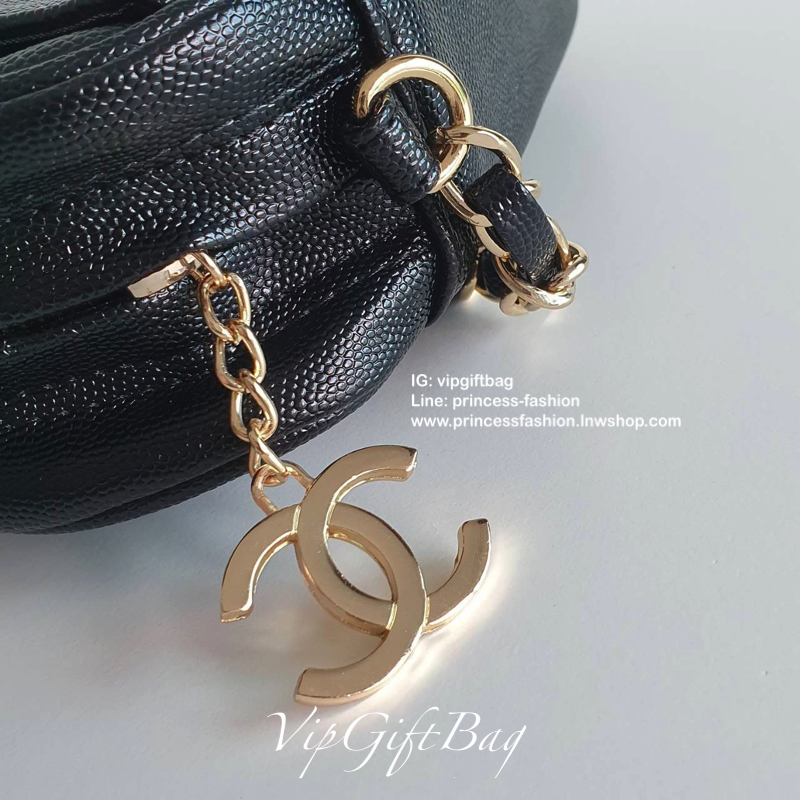 CHANEL VIP GIFT BAG รุ่น CHAIN CROSSBODY กระเป๋าของสมนาคุณ จากพรีเมี่ยมกิ้ฟแบรนด์ดังอย่าง CHANEL วัสดุหนังสังเคราะห์ ลายคาเวียร์สุดหรูเต็มใบ #เล่นแสงสวยมาก ด้านในเปิดปิดด้วยซิปCC อะไหล่ทอง มีช่องซิปแยกอีกหนึ่งช่อง สามารถใส่กระเป๋าสตางค์ใบยาว ของจุกจิกได้ส