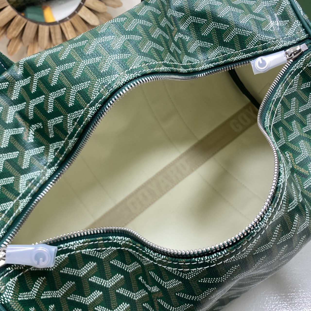 ORI หนังแท้ | Goyard Barrel 40 Sports Bag กระเป๋าสะพายทรง Keepall ใบใหญ่ ดีไซน์สปอร์ต ภายในโล่งกว้าง จุของได้เยอะ มีหูจับด้านบน เพิ่มฟังชั่นหูหิ้วด้านข้าง สะดวกใช้งาน