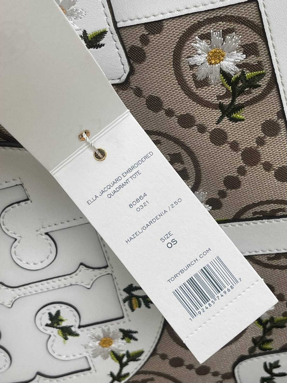 Tory burch ella jacquard embroidered quadrant tote ลายโมโนแกรม (Monogram) สัญลักษณ์สุดโดดเด่นที่คิดค้นขึ้นมาเพื่อให้แบรนด์มีเอกลักษณ์ สำหรับรุ่นนี้เป็นกระเป๋าที่ใส่ของได้เยอะ สามารถใส่สิ่งของที่จำเป็นสำหรับการทำงานได้ ง่ายต่อการถือและการหยิบใช้ข้าวของในกร