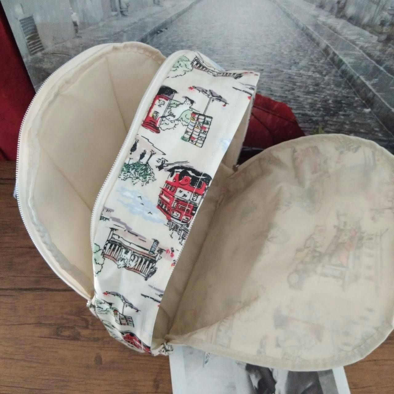 Cath Kidston Backpack Bag - กระเป๋าเป้ สไตล์วินเทจสุดฮิต - เปิด/ปิดกระเป๋าด้วยซิปรอบ - ภายใน มีช่องซิปใหญ่ใส่ของ 2 ช่อง จุของได้เยอะ - ด้านหน้ามีช่องซิปเล็ก 1 ช่อง