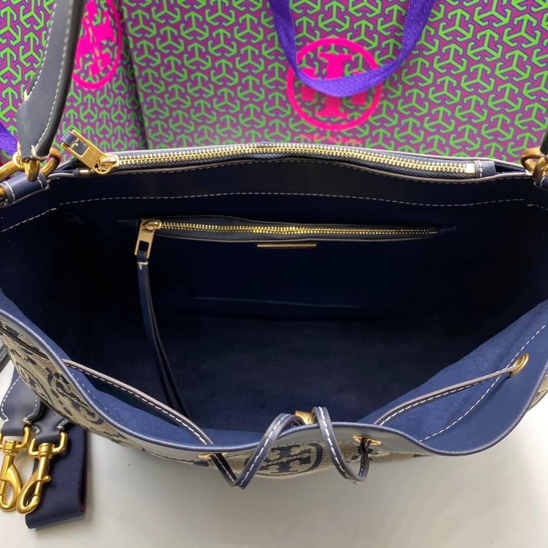 Tory burch t monogram jacquard drawstring hobo กระเป๋าถือและสะพายข้างทำจากผ้าใบ jacquard ตัดด้วยหนังแท้ อีกหนึ่งคอลเลคชั่นจาก T monogrameที่ออกแบบมาในรูปทรงกระเป๋า hobo ทรงสวย มีสไตล์เป็นทรงที่สาวๆนิยมใช้