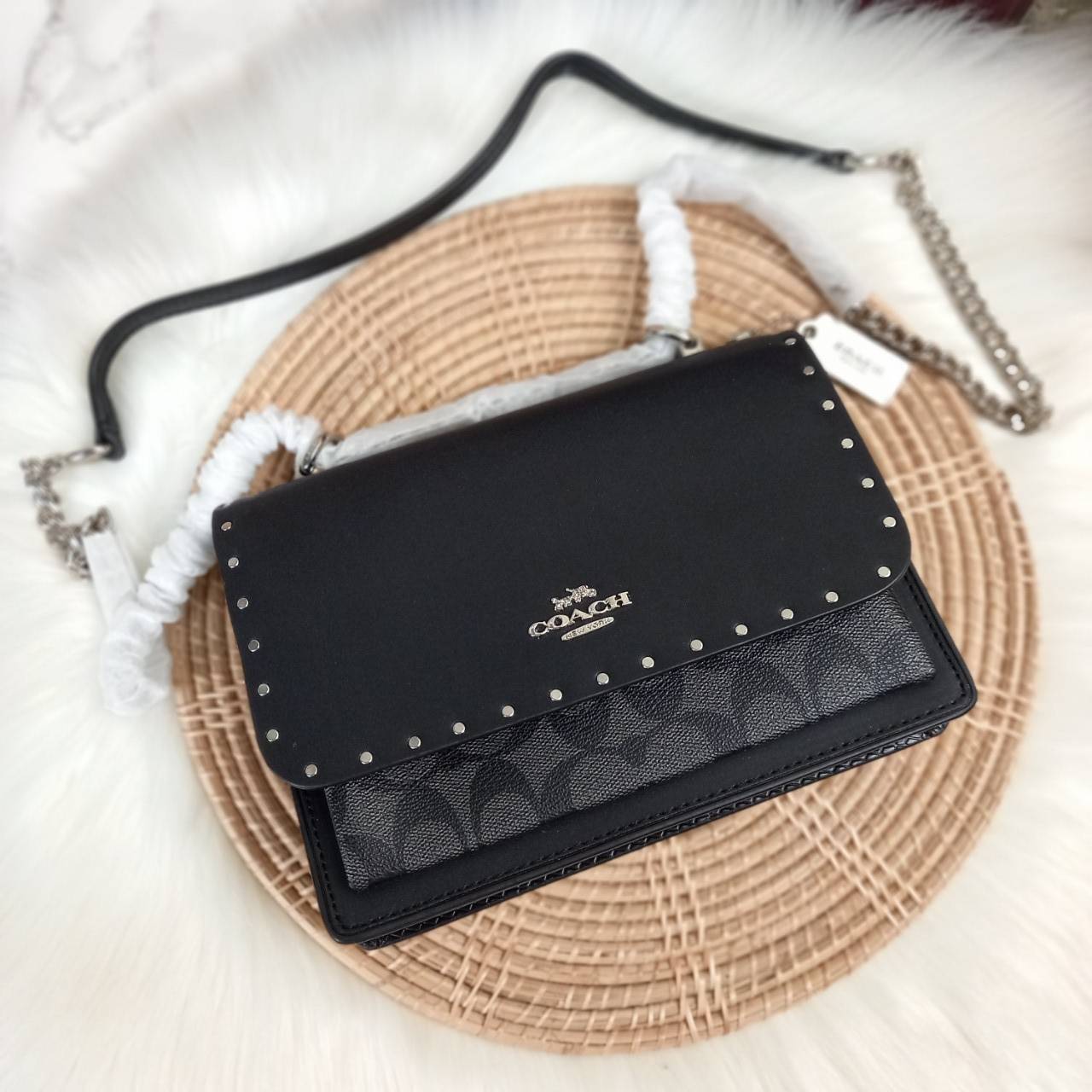 COACH KLARE CROSSBODY IN SIGNATURE CANVAS WITH RIVETS (90400) กระเป๋าถือ กระเป๋าสะพาย รูปทรงสวยงามสุดคลาสสิค แมทท์ง่ายเข้าได้กับทุกลุค แอบกระซิบดังๆนิดนึงว่า! ใบจริงสวยม๊ากก!!// วัสดุแคนวาส ผสมหนังแท้ อยู่ทรง รูปทรงสวยม๊ากก!// ด้านในแบ่งช่องให้ถึง 4 ช่อง 