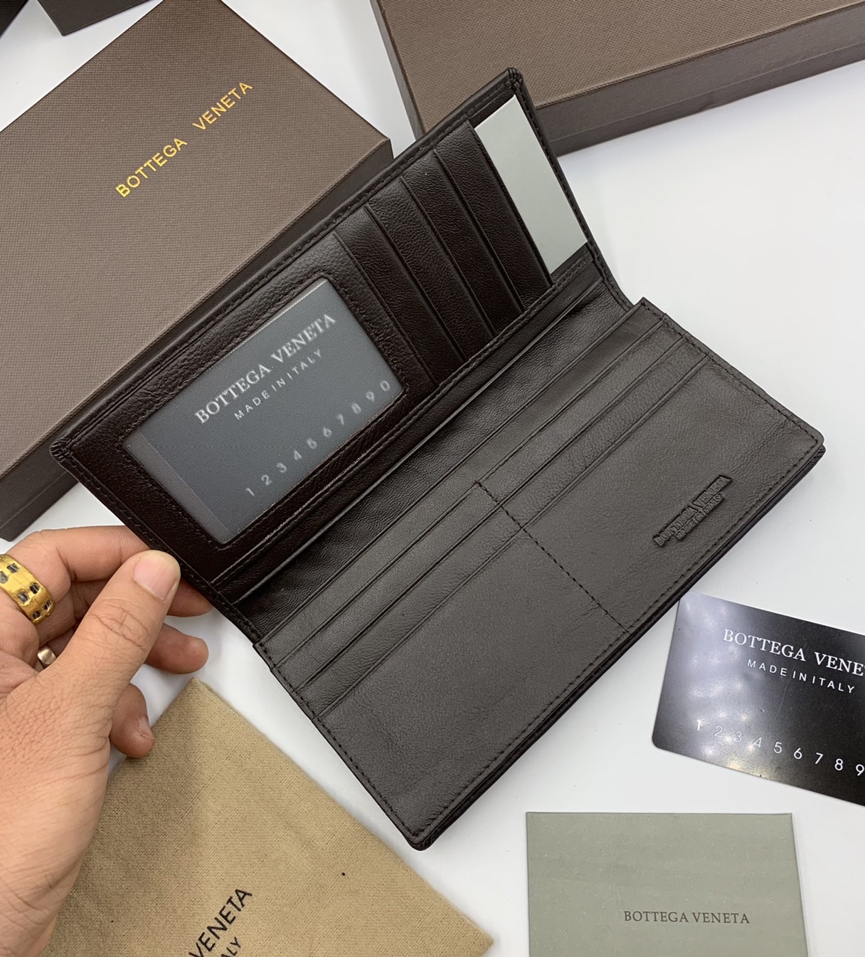 หนังแท้ BOTTEGA VENETA LONG WALLET / BV LONG WALLET / BV Wallet พร้อมส่งที่ไทย กระเป๋าสตางค์ใบยาว 2 พับ รุ่นตามหา มาเท่าไหร่ไม่เคยพอเลยค่า เป็นรุ่นคลาสสิกที่หยิบมาใช้งานได้บ่อยที่สุด งานหนังลูกวัวแท้ทั้งใบ ใช้ทนทานได้นาน ใช้ทนทานได้นานภาพสินค้าถ่ายจากงานข