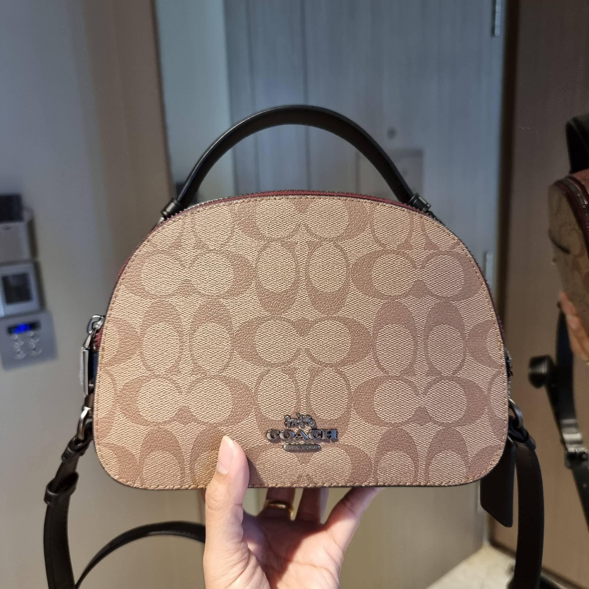 OUTLET 】COACH 1591 SERENA SATCHEL IN SIGNATURE CANVAS กระเป๋าสะพายคอลเลคชั่นยอดฮิต ดีไซน์ลุคผู้ดี ต้องยกให้น้องใบนี้เลย!! จัดสีขายดี สีลุคคุณหนูมาให้ สวยตาแตก!! วัสดุหนังแคนวาส เปิด-ปิดด้วยซิป 2 ช่องหลัก ภายในเป็นช่องโล่ง เก็บของได้แบบสบายๆ ใส่มือถือได้ทุ