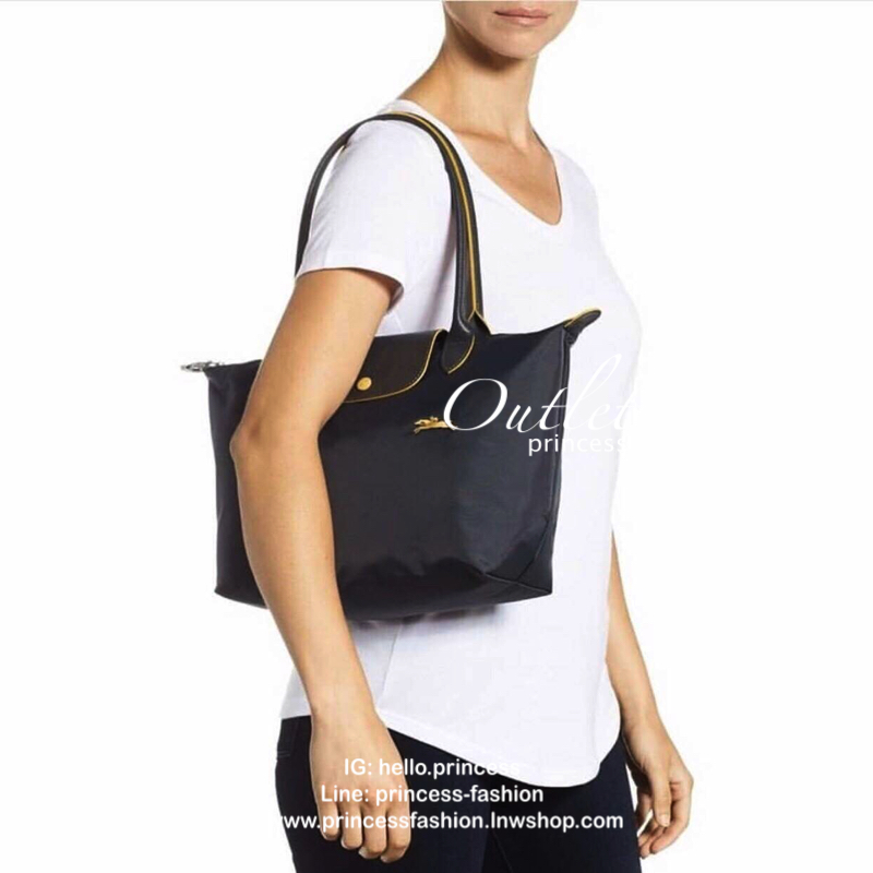Size : M Longchamp Le Pliage Club Tote Bag กระเป๋าสะพายรุ่นยอดนิยม วัสดุเนื้อผ้า Nylon Canvas เคลือบกันนำ้ ตัดด้วยหนังแท้ น้ำหนักเบา ดีไซน์เรียบง่ายแต่เต็มไปด้วยความคลาสสิก เป็นที่ชื่นชอบไปทั่วโลก Longchamp ปรับโฉม LE PLIAGE ด้วยการปักลายรูปม้า-ตราสัญลักษ