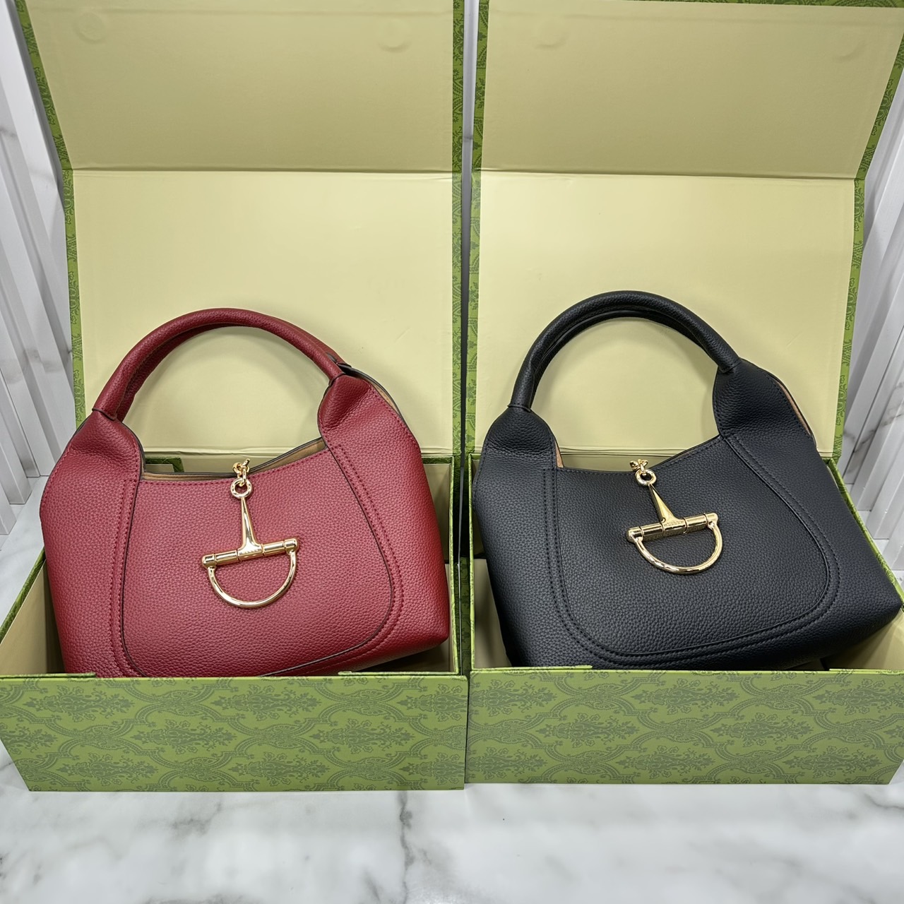 หนังแท้ | Gucci Softbit medium top handle bag โฉมใหม่ล่าสุด กับกระเป๋าสะพายรูปทรงใหม่เรียบหรูด้วยหนังลายเกรน ตกแต่งอะไหล่ Horsebit ครึ่งรูปขนาดใหญ่ด้านหน้าสวยหรูโดดเด่น สวยผู้ดี ดารา เซเลปใช้กันเพียบ