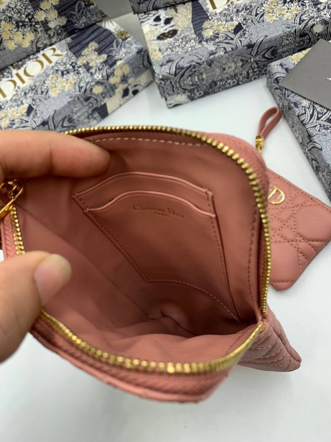 VIP 】CHRISTIAN DIOR PHONE BAG 2 in 1 DOUBLE BAG กระเป๋าเซ็ท 2 ใบ มีสายสะพายข้าง ถอดออกใช้งานได้ ถือว่าคุ้มมากๆเลยค่ะ สามารถใช้งานแยกกันได้ ใส่สายสะพายหรือ ถือได้ วัสดุหนังแท้ สวยงามนุ่มฟู น่ารักมากๆ เลยน้าาา