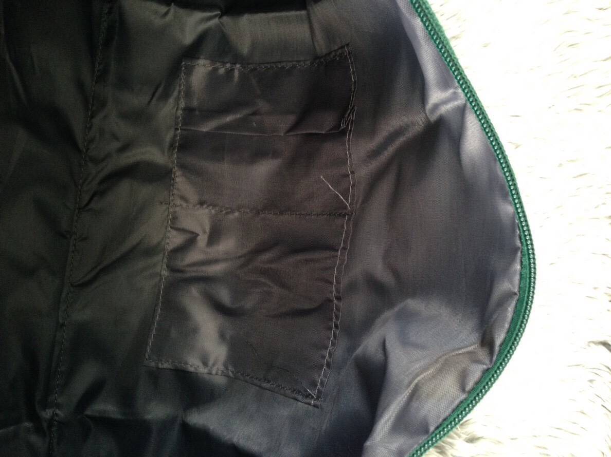 Adidas Travel Canvas Bag กระเป๋าเดินทางทรงหมอน ดีไซน์ sport วัสดุ canvas ด้านหน้าสกรีนแบรนด์ น้ำหนักเบา หูหิ้วมีหนังจับถนัดมือ ซิปแบรนด์ ช่องหลักเปิดปิดด้วยซิป ภายในกว้างใส่เสื้อผ้าได้ มีช่องเล็ก มาพร้อมสายยาว ถอด ปรับได้ค่ะ