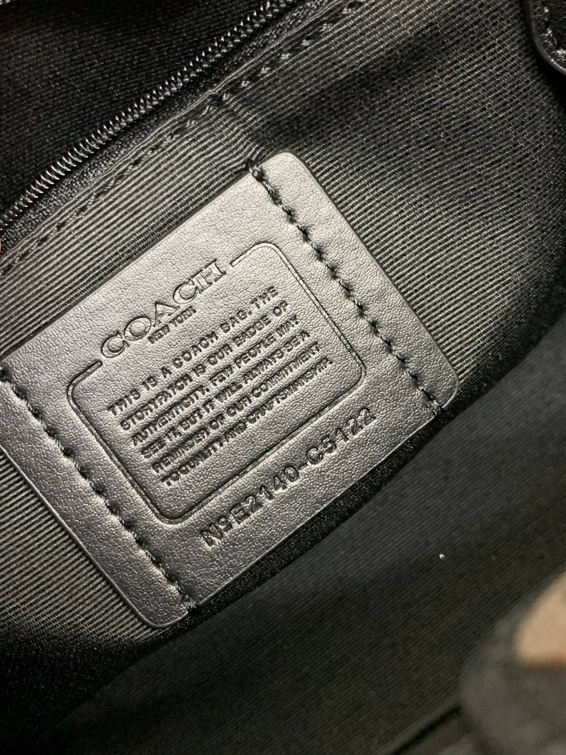 น่าใช้มากๆ สวยเกินราคาไปเลยจร้าา😘 COACH FIELD TOTE 22 SMALL BAG ((C5122)) พร้อมส่งความสวยที่ไทยค่ะ! กระเป๋าหิ้วหรือสะพายข้างได้ หนังแท้นิ่ม ใบจริงสวยมากๆเลยค่ะ ปากกระเป๋าแบบกระดุมแม่เหล็ก ภายในกว้างใส่ของจำเป็นของสาวๆได้เยอะเลย มีช่องซิปและช่องเล็