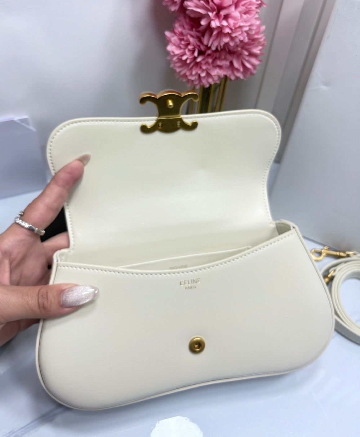 CELINE LOLA TEEN bag in glossy leather กระเป๋าทรงโฮโบรุ่นใหม่ หนังแท้ขึ้นเงาสวยก่อนใคร ดีไซส์ใหม่มุมโค้งมน สวยละมุนเป็นคุณหนูน่าทะนุถนอม