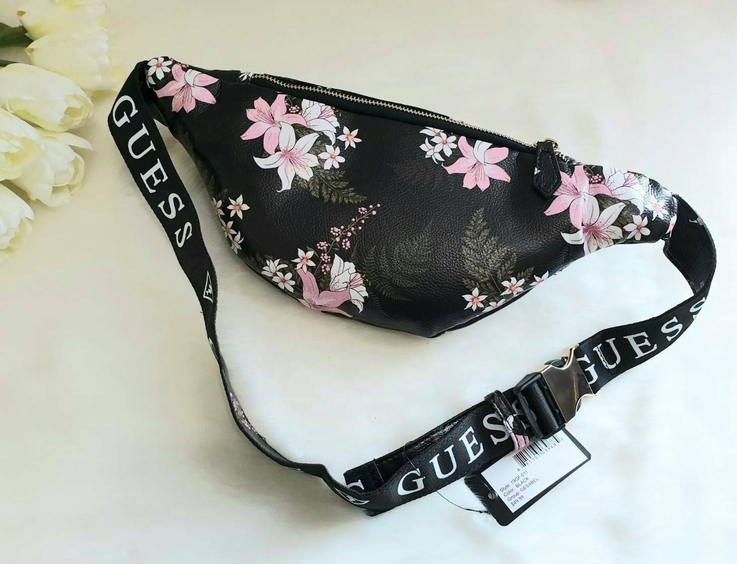 GUESS GESABEL GYM FANNY PACK กระเป๋าหนังคาดเอว/อก ด้านหน้าปั๊มโลโก้แบรนด์ทรงสามเหลี่ยม ตัวกระเป๋าเปิดปิดด้วยซิปใช้งานง่าย มี 2 ช่องซิป มีลูกเล่นซ่อนซิปหน้าคาดปิดด้วยสายพิมพ์โลโก้ ภายในกระเป๋าโล่งกว้าง สามารถใส่มือถือได้ทุกรุ่น จุของได้เยอะ รับรองถูกใจสาวๆ