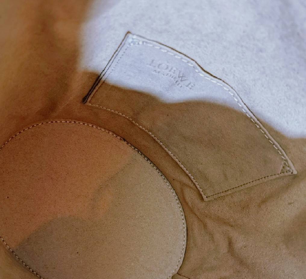 พรีเมี่ยมกิ๊ฟแท้ 100% 】LOEWE CROSSBODY ANAGRAM BUCKET BAG GIFT WITH PURCHASE (GWP) กระเป๋าถือหรือสะพายพรีเมี่ยมกิ๊ฟ Limited จาก LOEWE PERFUME DUTYFREE COUNTER รุ่นใหม่ล่าสุด Rare items หายากสุดเลอค่าวัสดุ Anagram Canvas ตัดหนังแท้ Calfskin สุดคลาสสิค