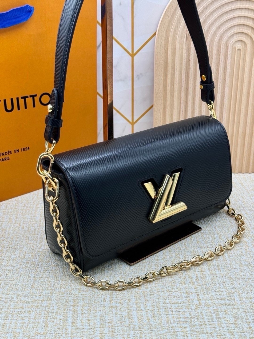 ORI หนังแท้ | LV Twist West Bag กระเป๋าสะพายหนัง Epi ลายเกรน สุดคลาสสิกมาดีไซน์ใหม่ในรูปทรงยาวเผยลุคมีระดับเหนือกาลเวลา ความหรูหราเข้ากับสตรีตสไตล์