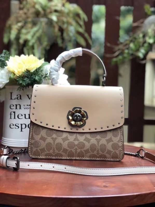 Coach Parker Top Handle In Signature Canvas With Rivet สินค้าใหม่ทรงน่ารัก ใช้แล้วดูแพงมากกก มีช่องใส่ขนาดกว้าง ใส่ของได้จำนวนมาก แถมยังสามารถถือเก๋ๆ แบบคุณนาย หรือสะพายเป็น crossbody ก็ได้ โดดเด่นด้วยลายsignature coach ใครยังไม่มีห้ามพลาดดดเลยนะ ของสวยจร