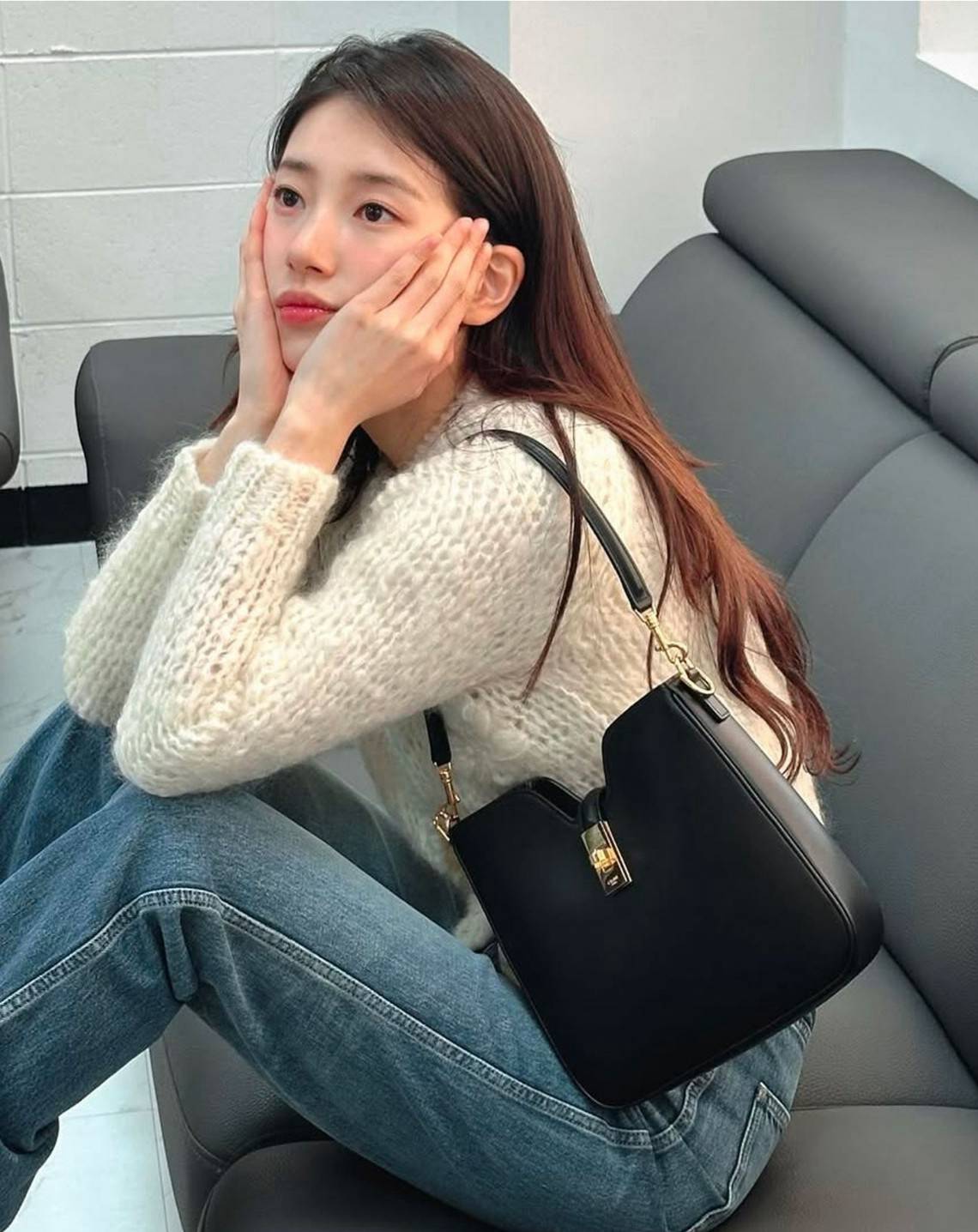CELINE SMALL CAMILLE 16 SOFT BAG IN SMOOTH LEATHER กระเป๋าทรงโฮโบที่ตัวแม่ตัวมัมใช้กันเยอะสุดๆ ด้วยรูปทรงยอดนิยม สะดวกใช้ด้วยอะไหล่บิดล็อค สีทองสวยโดดเด่น