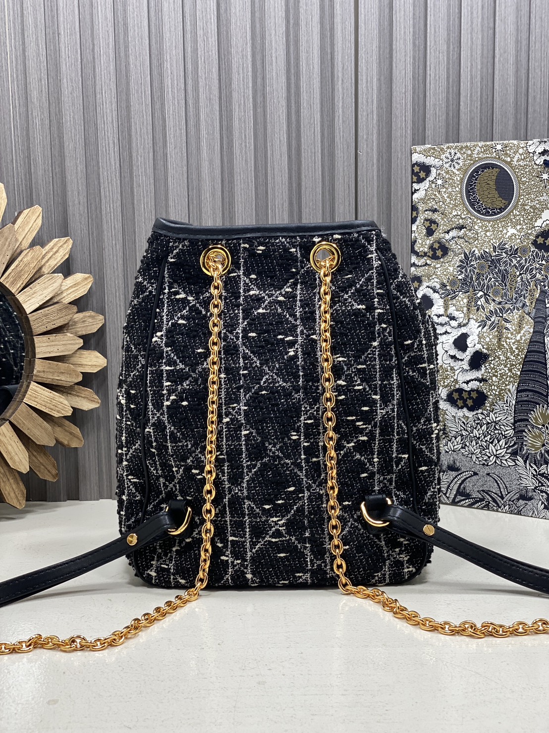 ORI หนังแท้ | Dior Caro Multicarry Bucket Backpack กระเป๋าเป้สะพายหลัง คอลใหม่ล่าสุด โดดเด่นด้วยผ้าทอทวีตโทนสีดำ พร้อมกระเป๋าเล็กคู่หน้า เปี่ยมไปด้วยสไตล์และความหรูหราตกแต่งด้วยโลโก้ CD โลหะสีทอง