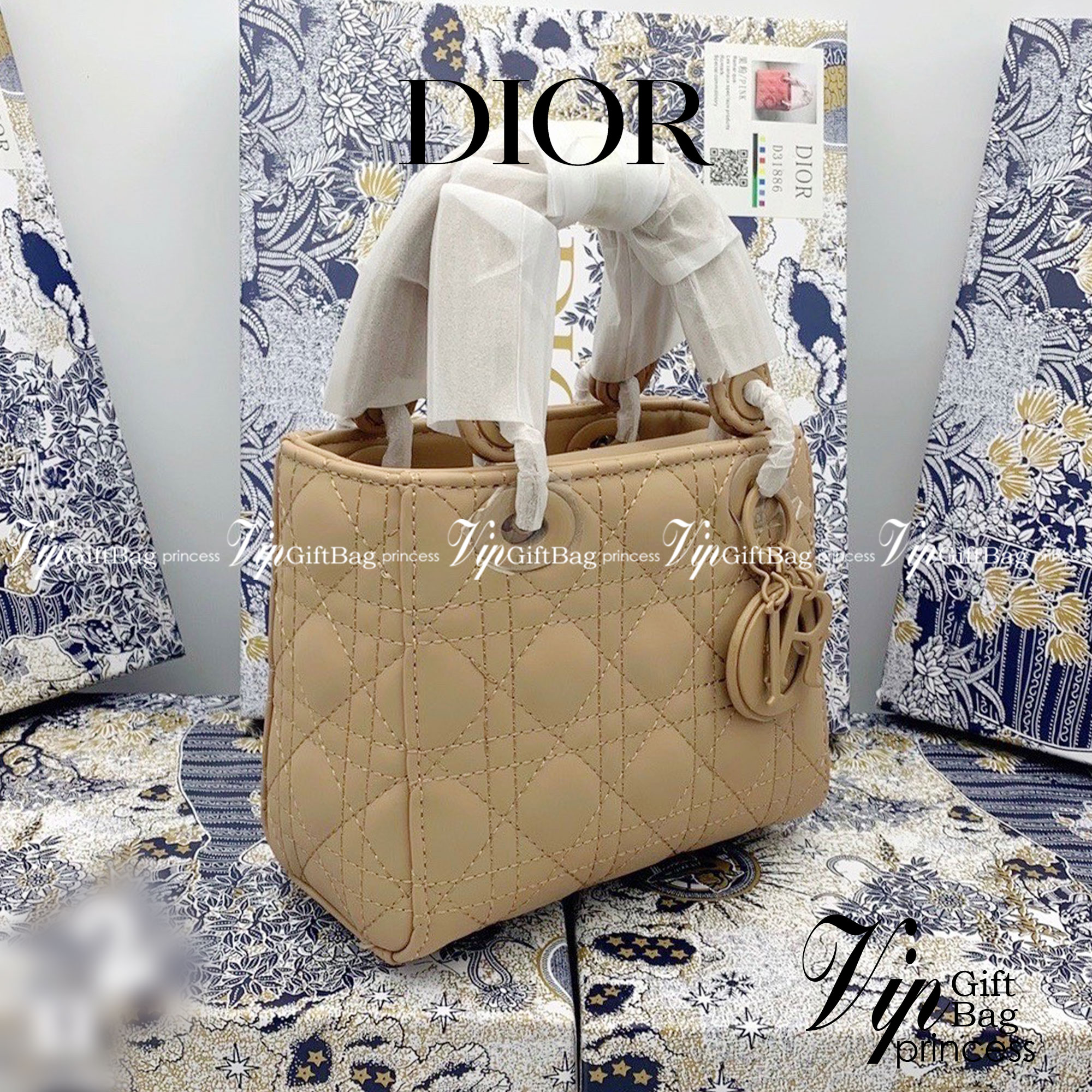DIOR CD LADY BAG / Christian Dior Lady Dior Ultra-Matte Bag พร้อมส่ง 6 โทนสีพาสเทลหวานๆ น่ารักละมุน ตัวห้อยโลโก้โทนสีเดียวกับกระเป๋า น่ารักมากค่ะ ดีไซน์เรียบง่าย แต่แฝงไปด้วยความหรูหรา วัสดุหนังแท้ ทรงกล่องคลาสสิค มีหูจับในตัวและสายครอสบอดี้สุดเลิศ ที่มาพ
