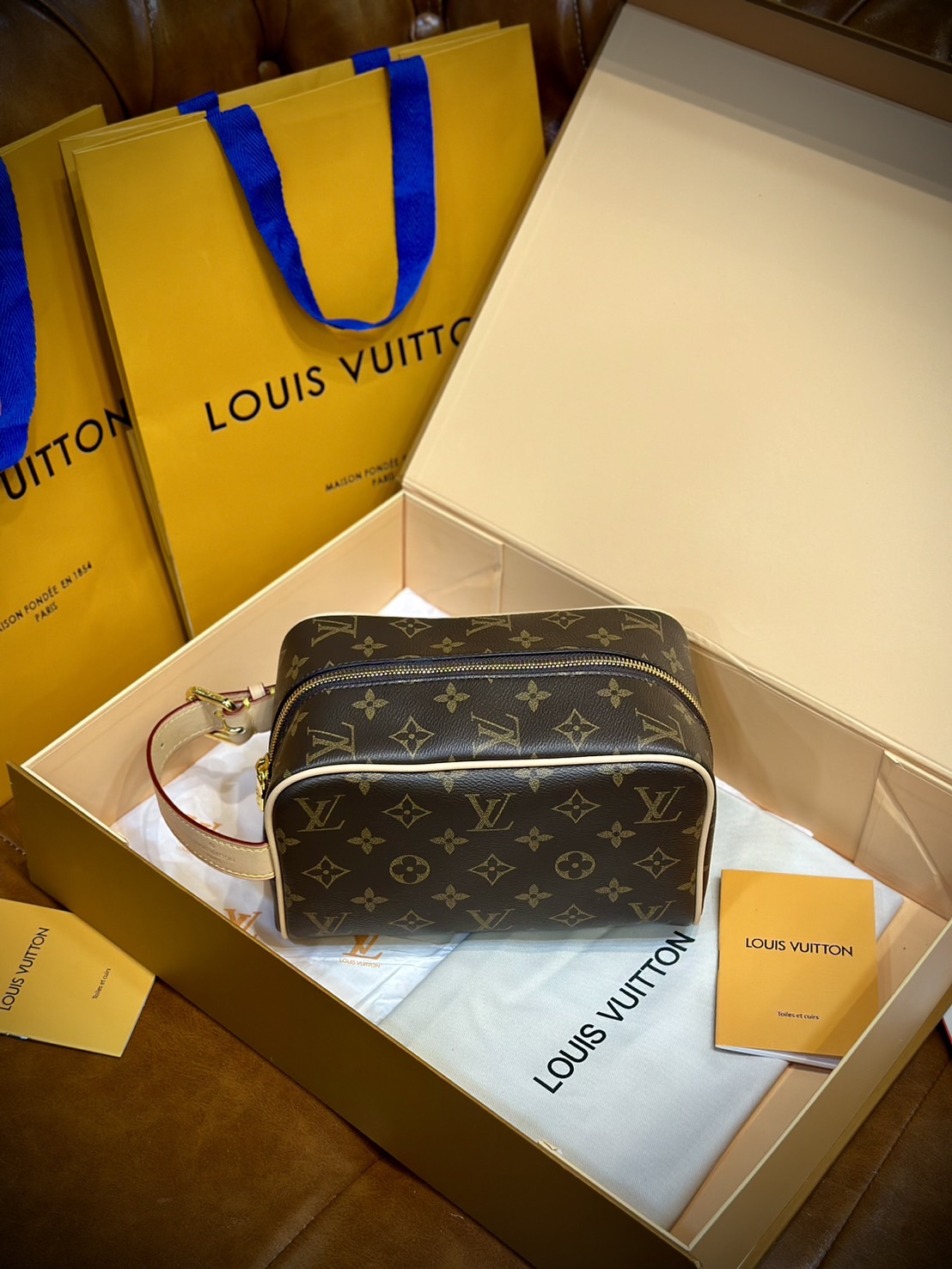 LV Trousse Toilette Locker Dopp Kit / LV Clutch Bag 22cm กระเป๋าถือทรงพอชหรือคลัช แบบคลาสสิกสวยงามเป็นเอกลักษณ์ มีหูหิ้วพกพาสะดวก เกรดออริ