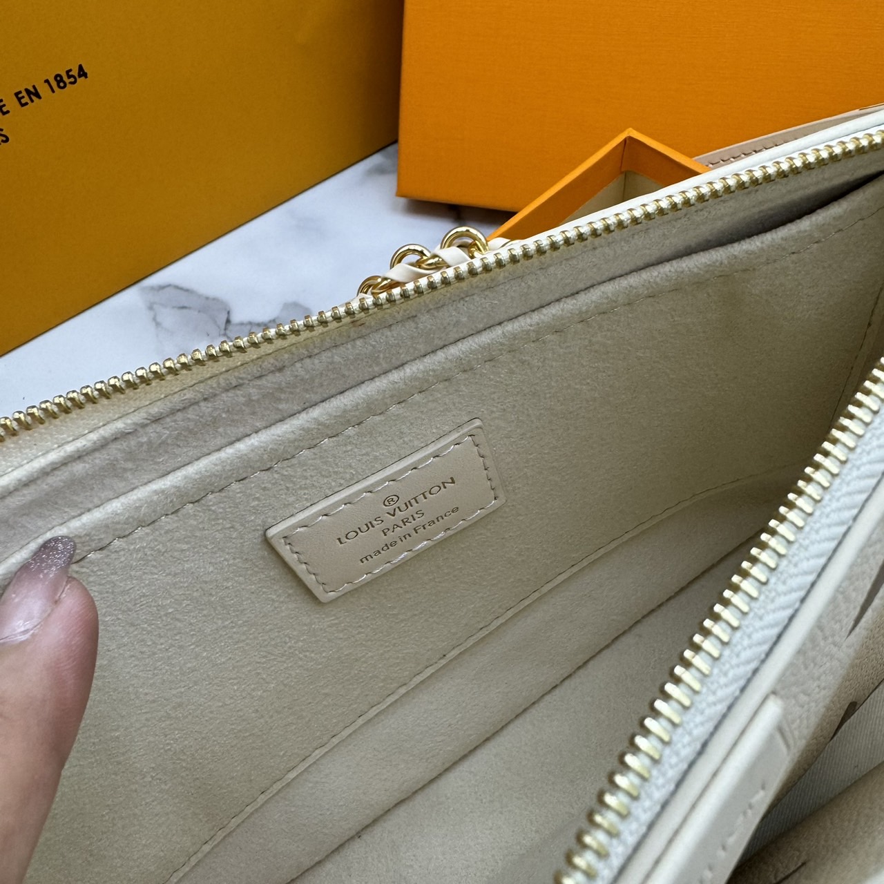 LV Multi Pochette Accessoires Bag กระเป๋าทรงพอช รุ่นใหม่ล่าสุด งานหนังแท้ สวยงามเลอค่า ตามแบบฉบับแบรนด์ ปั้มลายคมชัด มาเป็นเซ็ท 2 ใบ ใช้งานง่าย