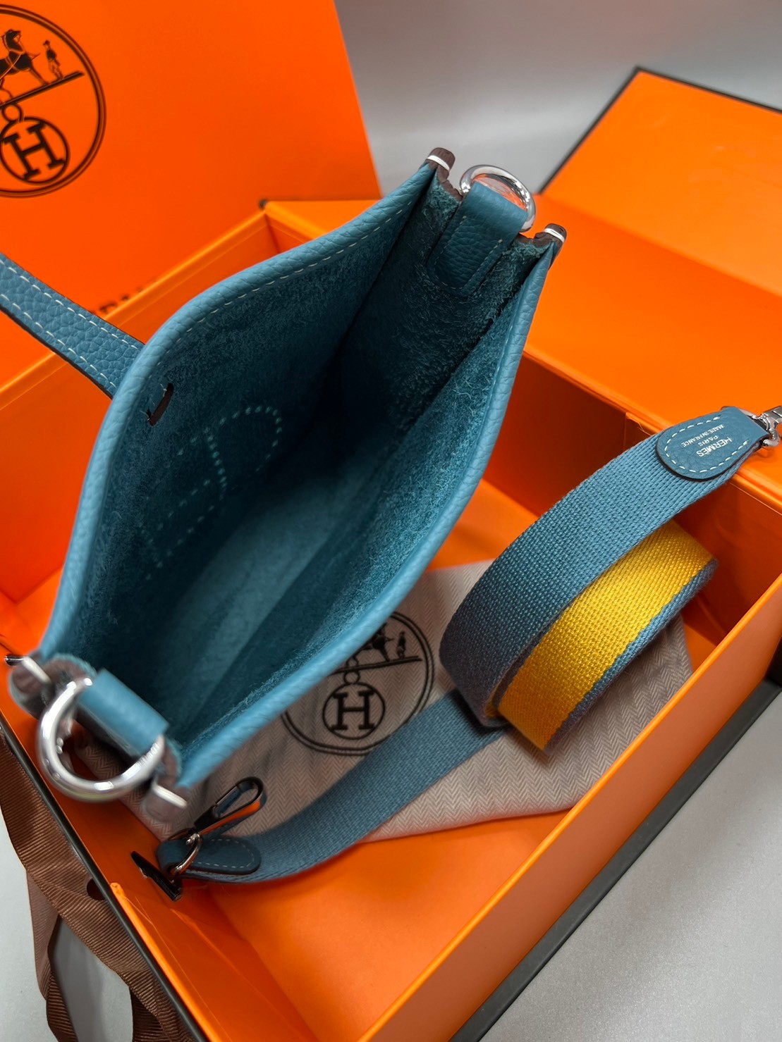 HERMES evelyne mini bag Luxury Bag กระเป๋าสะพายแบรนด์ดัง แบรนด์หรู คลาสสิกตลอดกาล ใช้ได้ทั้งชายหญิง ใบเดียวจบ สวยรวยปัง เกรดท็อปออริจินอล ภาพสินค้าถ่ายจากงานขายจริง ใช้งานต่างประเทศได้