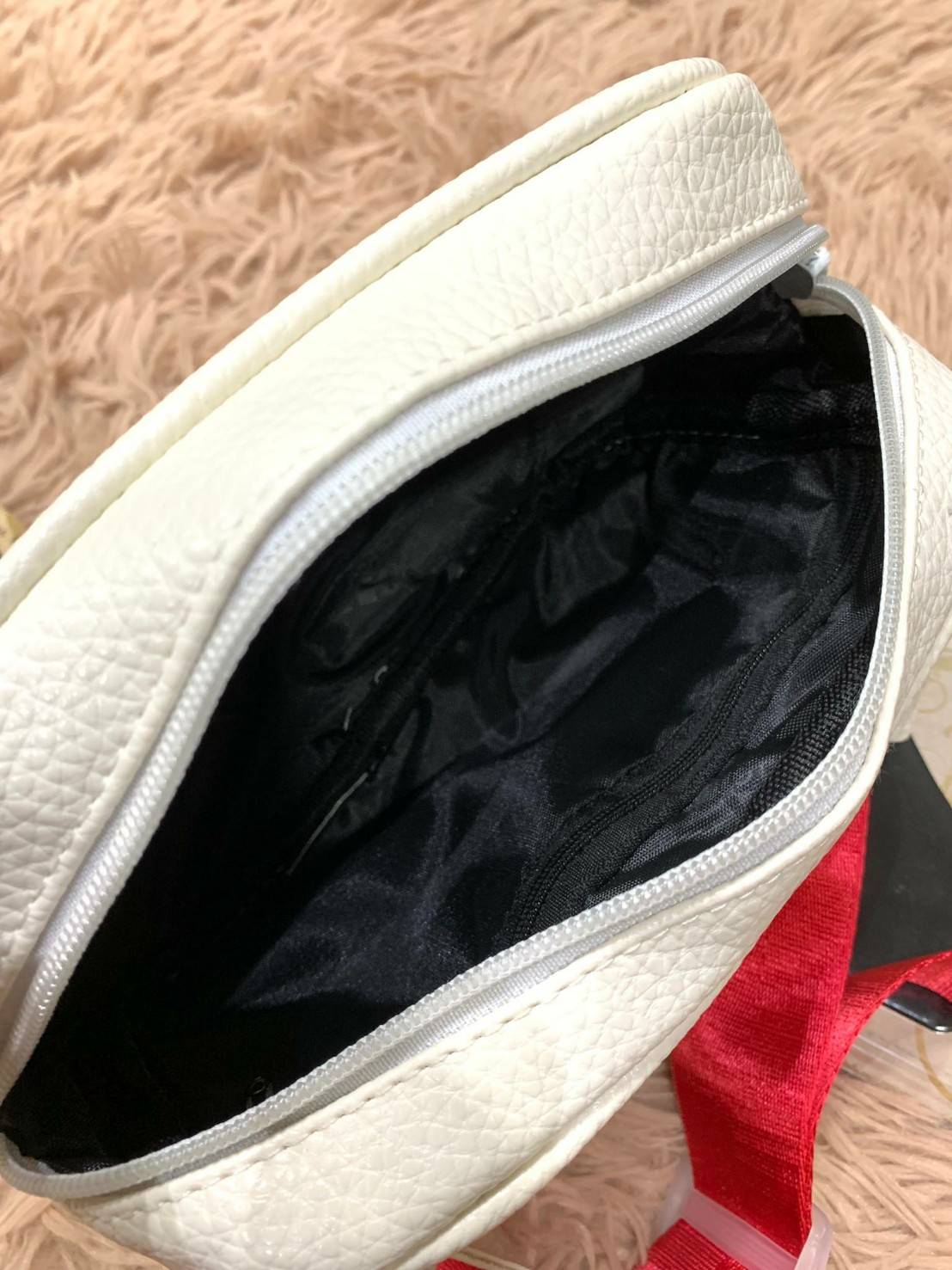 Adidas mini waist bag กระเป๋าสะพายคาดอกหรือคาดเอวขนาดมินิ วัสดุหนังpuลายหนังแกะเทียม มีช่องซิปใช้งาน2ช่อง ใส่โทรศัพท์มือถือได้ทุกรุ่น สายสะพายปรับความยาวได้ฟรีไซส์ ออกแบบมาเพื่อใช้งานได้ทั้งหญิงและชายเลยคร้า!!