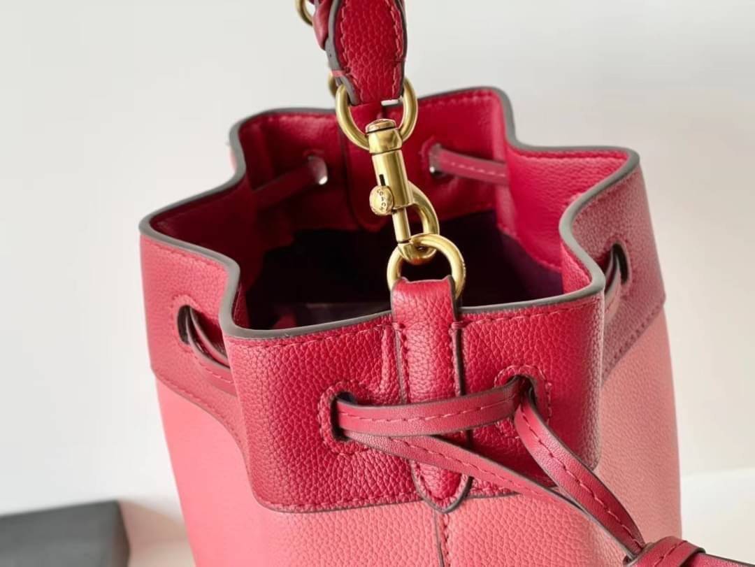 COACH Color-Block Leather Field Bucket Bag ((C3850//C3851)) พร้อมส่งที่ไทย กระเป๋าทรงขนมจีบ สุดฮิต ใช้ได้กับทุกๆวัน หนังแท้ลายหนังสวยนิ่มมือดีค่ะ ด้านหน้ามีโลโก้แบรนด์ตังใหญ่ ปากกระเป๋าแบบหูรูด ปล่อยหนังห้อยยาวลงมา ภายในกระเป๋ากว้างใส่กระเป๋าเงินใบยาวได้;