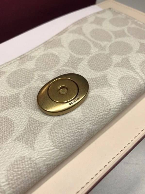 COACH TABBY SHOULDER BAG 26 พร้อมส่งที่ไทยอีกครั้งค่ะ!! กระเป๋าหิ้ว//คล้องไหล่//สะพายข้างได้ สุดคุ้ม! หนังแท้เรียบคลาสสิคเพิ่มความหรูเข้ามาค่ะ ด้านหน้ามีอะไหล่แบรนด์ตัวใหญ่โดดเด่น เปิดปิดกระเป๋าแบบกระดุมแม่เหล็ก ภายในมีช่องหลักใส่ของ2ช่อง;สามารถใส่กระเป๋า