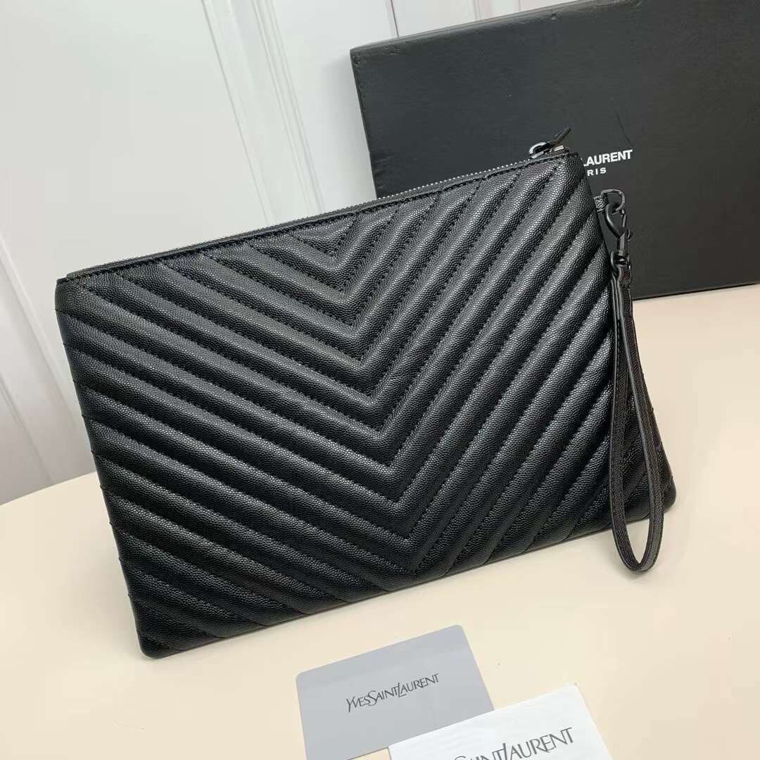 YSL Clutch Pouch in Matelasse Leather Bag กระเป๋าทรงคลัช/ทรงพอชสุดชิค ดีไซน์เรียบหรู โดดเด่นด้วยโลโก้ด้านหน้า เพิ่มดีเทลความผู้ดี พกพาง่าย ใช้งานสะดวกพร้อมสายคล้องมือ