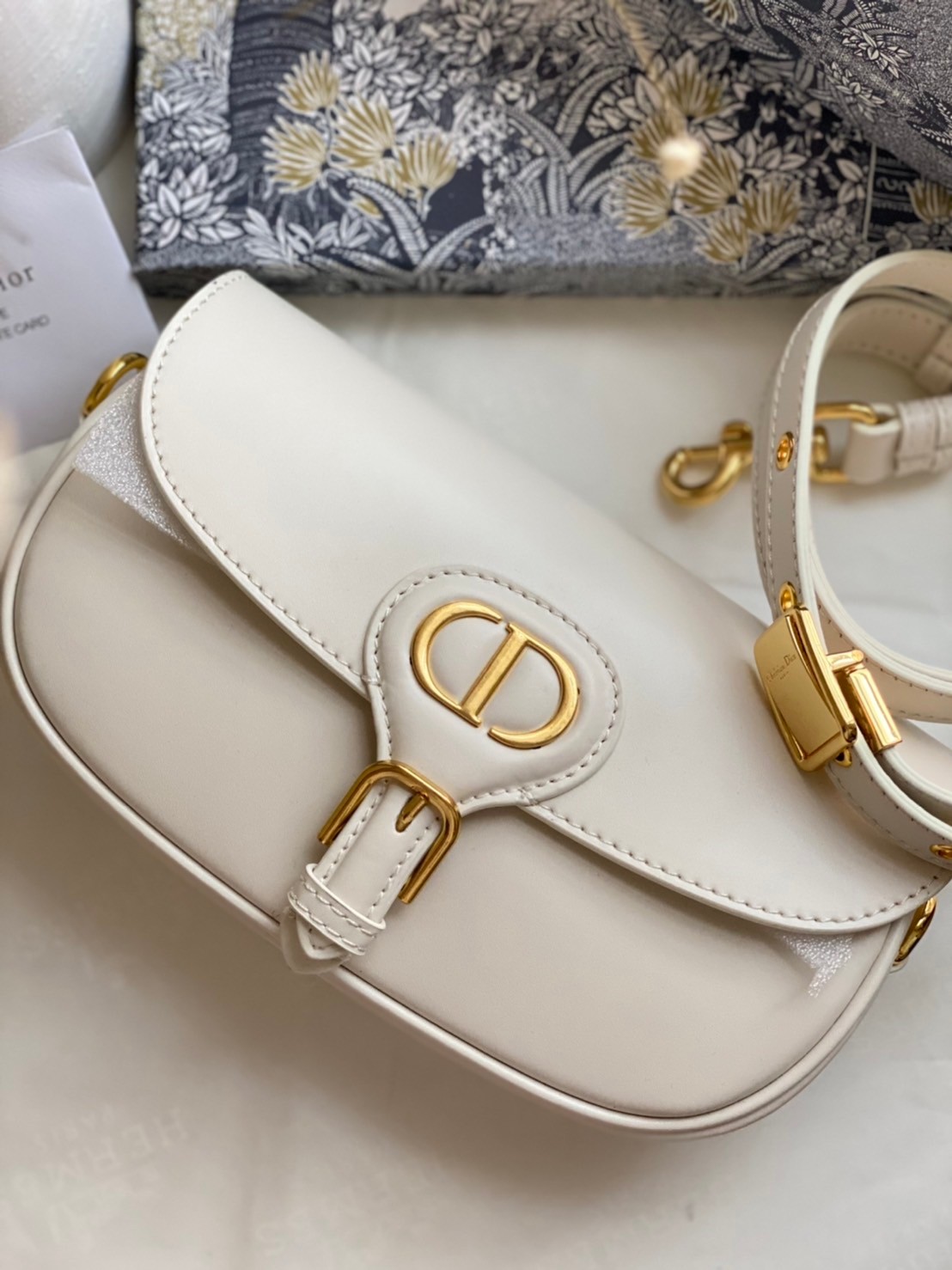 หนังแท้ DIOR BOBBY EAST-WEST BAG พร้อมส่งที่ไทย งานหนังแท้ทั้งใบเกรดออริจินอล ภาพสินค้าถ่ายจากงานขายจริง ใช้งานต่างประเทศได้ รุ่นใหม่ในฤดูกาลนี้ เพิ่มความทันสมัยให้กับซิลลูเอทของ Hobo ผ่านเส้นสายที่สง่างามและสัดส่วนที่กลมกลืนกัน สไตล์หนังลูกวัว โดดเด่นด้ว