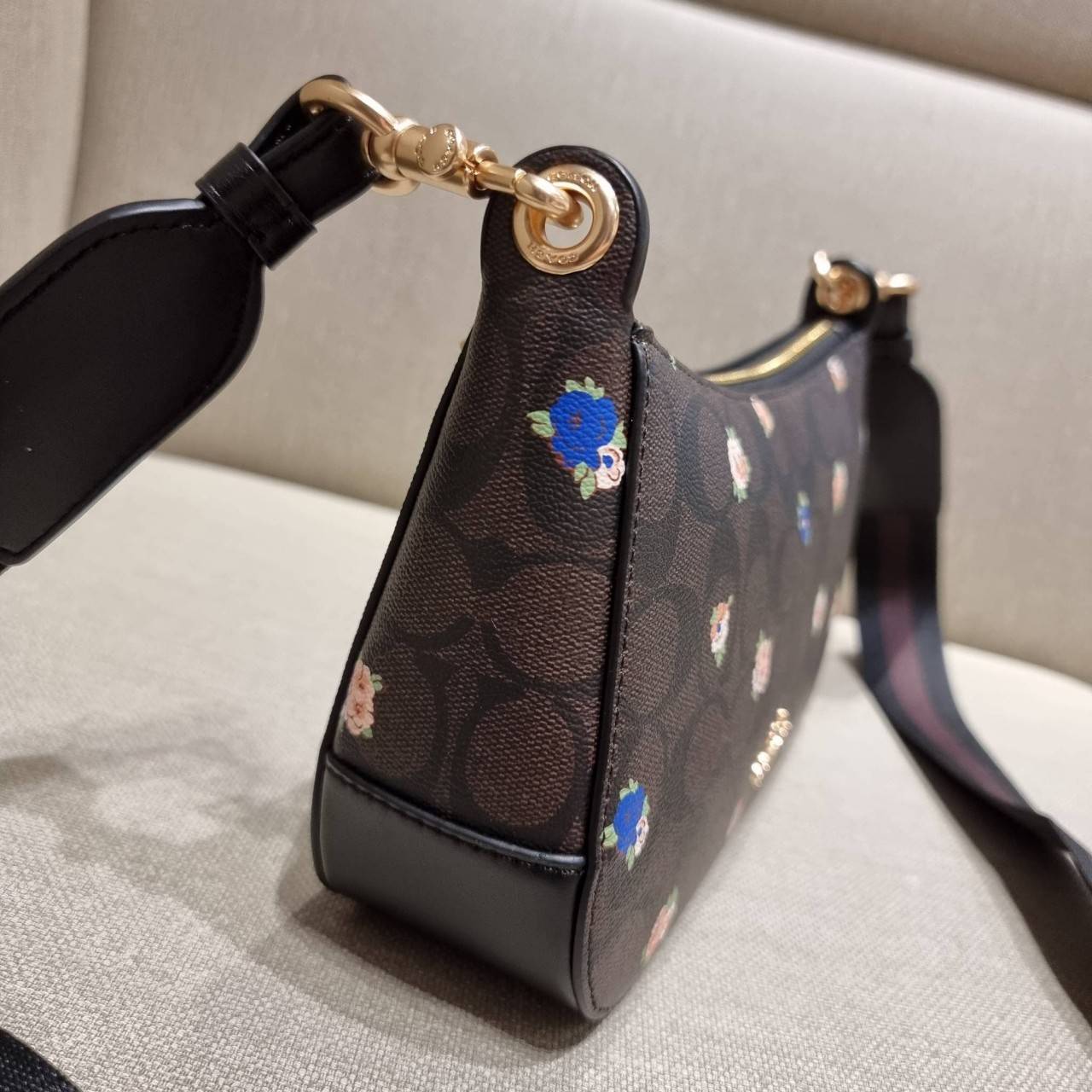 COACH C7264 C6823 C6817 JES BAGUETTE IN SIGNATURE CANVAS คอลเลคชั่นใหม่ล่าสุด พร้อมเสิร์ฟความสวยถึงบ้านเช่นเคย!! กระเป๋าสะพายทรงบาแกตต์ ดีไซน์ย้อนยุค ที่แอบแฝงความเรียบหรูดูแพงอยู่ในตัว โดดเด่นด้วยสายสะพายเส้นใหญ่ โทนสีคอนทราส ทำให้ไอเท็มนี้ดูมีลูกเล่นมาก