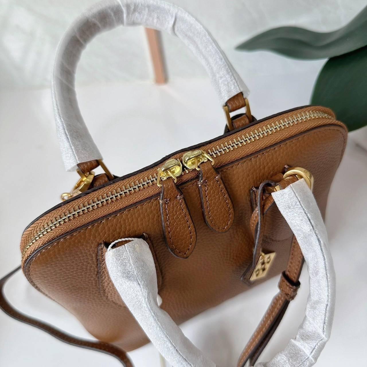 TORY BURCH MINI PEBBLED SWING BAG / Tory Mini Swing Bag in Pebbled Leather / T Monogram Jacquard Swing Bag กระเป๋าสะพาย คอลเลคชั่นใหม่ล่าสุดดีไซน์สุดคลาสสิก รูปทรงโดม