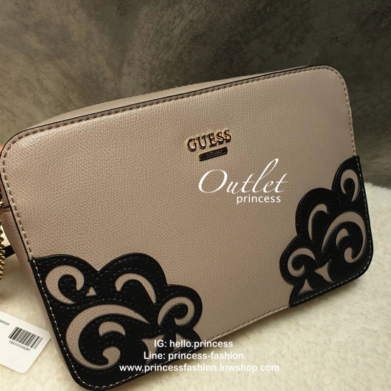 กระเป๋าสะพายข้าง guess ทรงสวย ด้านหน้าติดโลโก้แบรนด์ ลายสวยงาม สายยาวตัดแต่งโซ่และหนัง สามารถปรับความยาวได้ ตัวจับซิป มีกุญแจตีแบรนด์เพิ่มความโก้หรู ซิปเปิดง่าย ด้านในมีช่องซิป และช่องเสียบบัตร ติดโลโก้แบรนด์ บุผ้าแบรนด์ทั้งใบ สวย คุ้มราคา