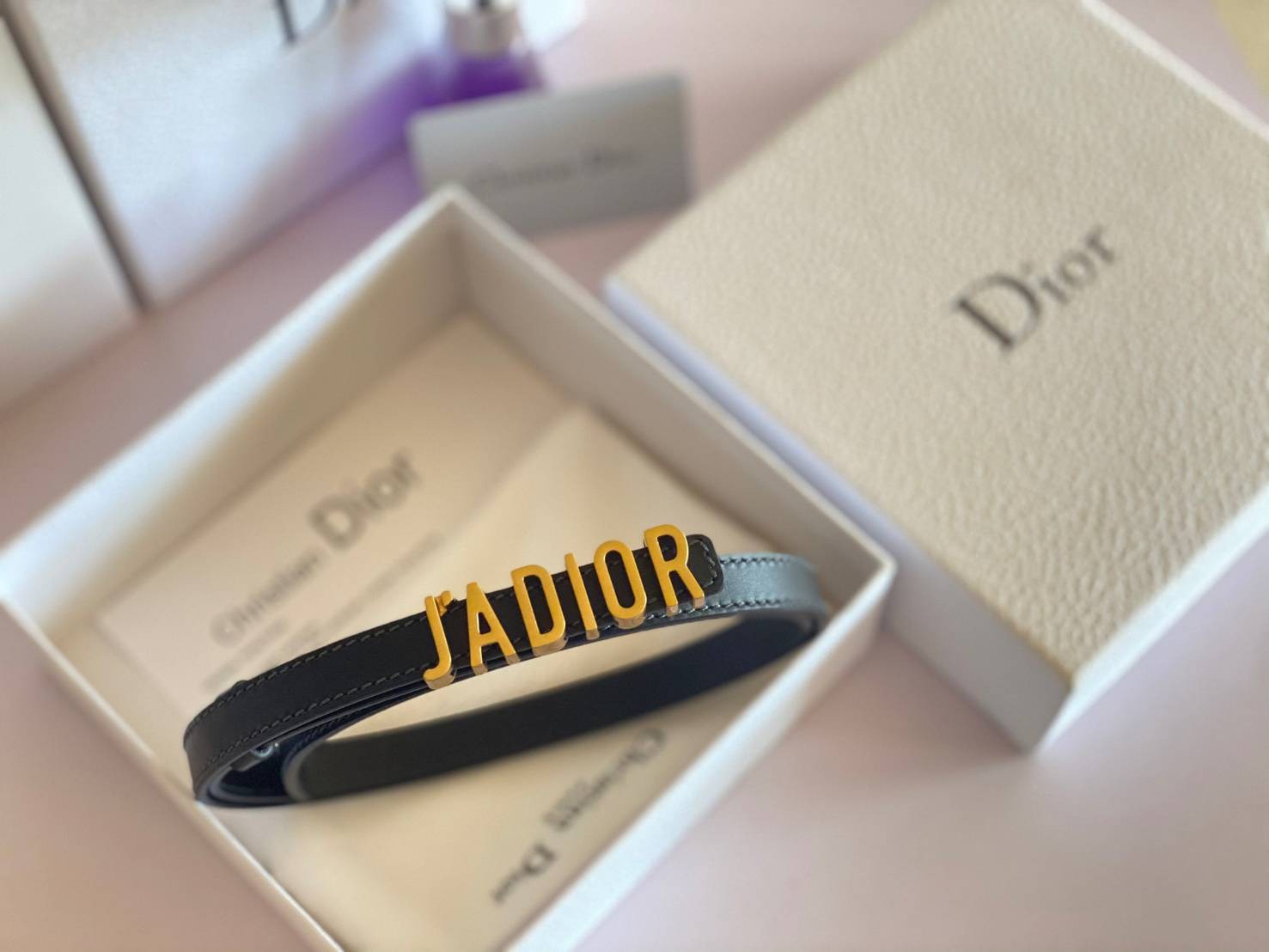 JADIOR ♥️ Dior belt เข็มขัดสุดหรูสายหนังแท้ เส้นเล็ก 1.5cm เป็นรุ่นตามหาเลยค่า งานสวยมาก ภาพถ่ายจากงานขายจริง โลโก้ 3D Gold metal JADIOR เข้าได้กับทุกลุ๊คสไตล์การเเต่งตัว สวยหรูดูดีมีระดับ ไอเท็มนี้แนะนำเลยค่าา มาน้อยรีบๆ หน่อยน้าา