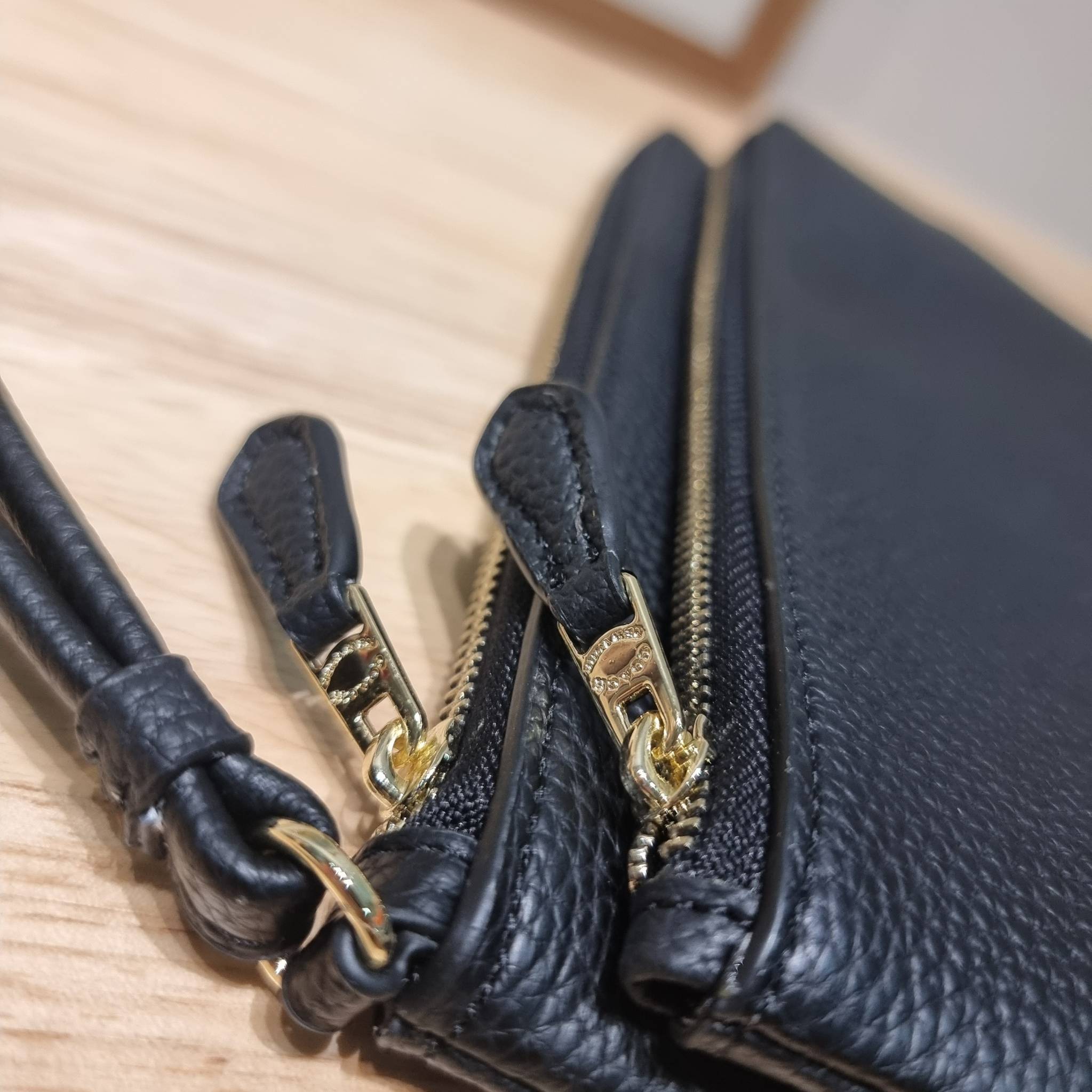 COACH DOUBLE ZIP WALLET IN SIGNATURE CANVAS / C5576 / C5610 / C7313 พร้อมส่ง 8 สี ใหม่ล่าสุด คอล 2023 กระเป๋าคล้องมือใบใหญ่ ดีไซน์ใหม่เล่นระดับ เพิ่มลูกเล่นและดีเทลให้ดูน่าใช้ยิ่งขึ้น