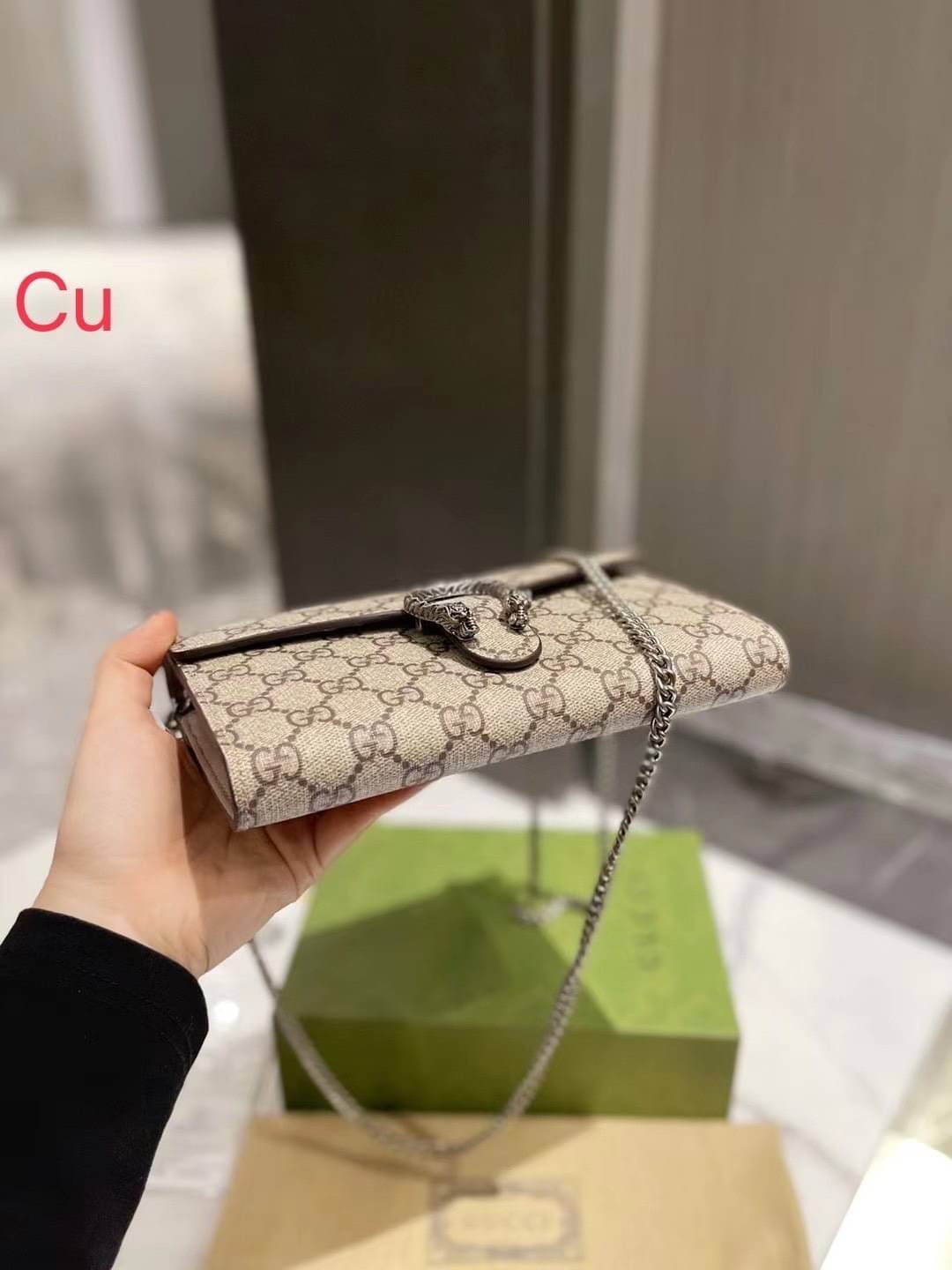 GUCCI Dionysus GG Supreme chain wallet กระเป๋าสะพายคลาสสิควินเทจ ดึงดูดและสะกดสายตาด้วยอะไหล่ดีเทลหรูรูปหัวสิงโต สะพายหรือถือเป็นคลัชท์ได้