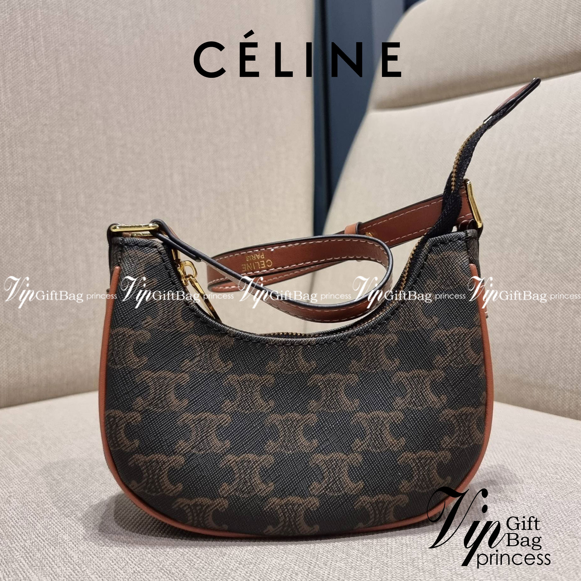 CELINE MINI AVA IN TRIOMPHE CANVAS AND CALFSKIN สวยเกินต้านกับน้องมินิ รุ่นสุดปัง ที่ใครเห็นก็ต้องว้าว กับกระเป๋าสะพายไหล่ ไซส์มินิ น้องน่ารักม้ากกก!! ไม่ไหว!! รูปทรงที่ไม่เหมือนใคร ใช้งานง่าย วัสดุหนังแคนวาสตัดสลับหนังแท้ สวยลงตัว รูดเปิด-ปิดด้วยซิป สายส