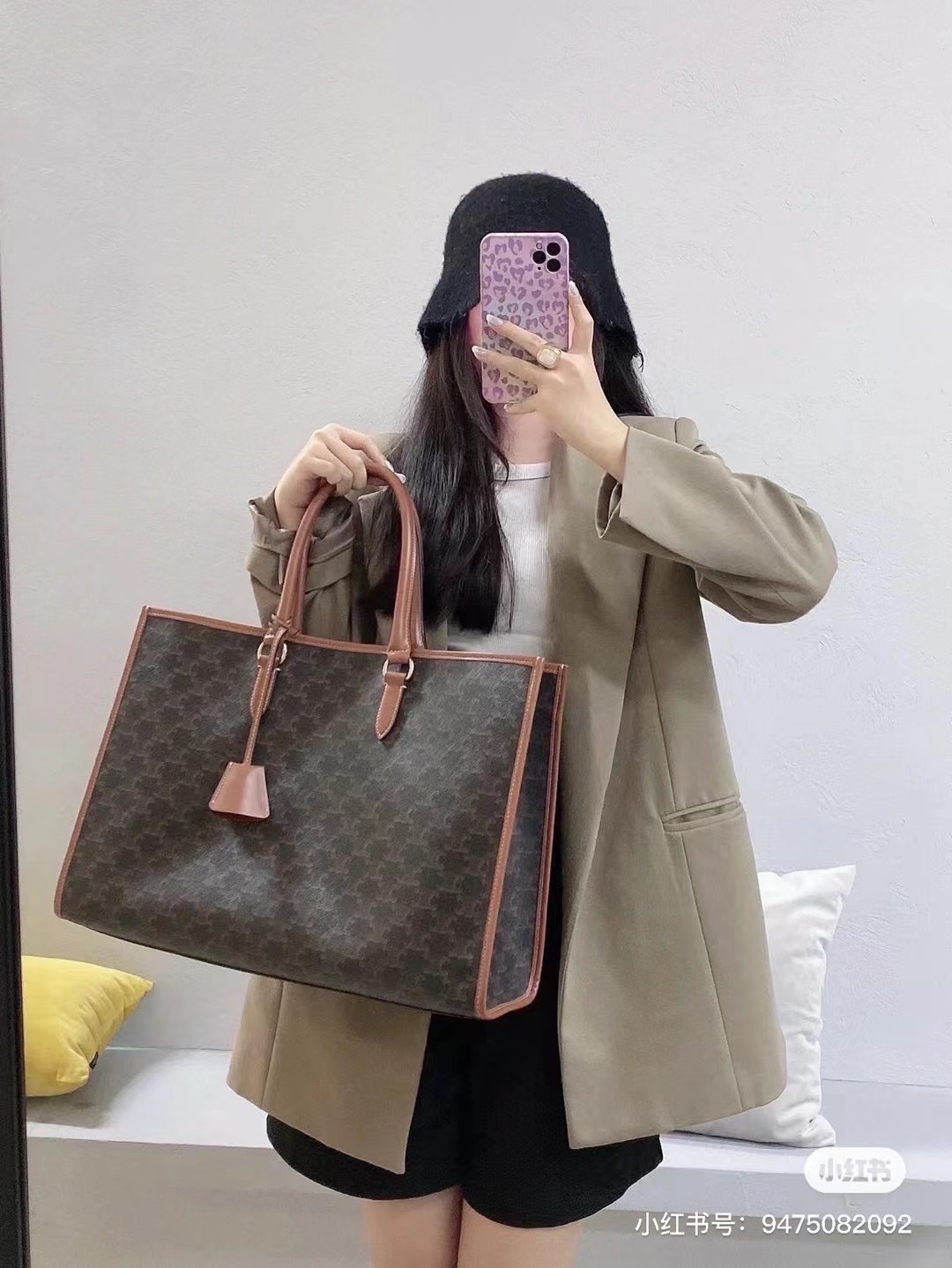 หนังแท้ CELINE HORIZONTAL CABAS IN TRIOMPHE CANVAS AND CALFSKIN / CELINE TOTE พร้อมส่งที่ไทย กระเป๋าโท้ทใบใหญ่ งานหนังแท้ CALFSKIN ทั้งใบ ใช้หนังเยอะมาก ราคานี้คุ้มมากค่ะ ภายในโล่งกว้าง จุของได้เยอะ ภาพสินค้าถ่ายจากงานขายจริง ใช้งานต่างประเทศได้