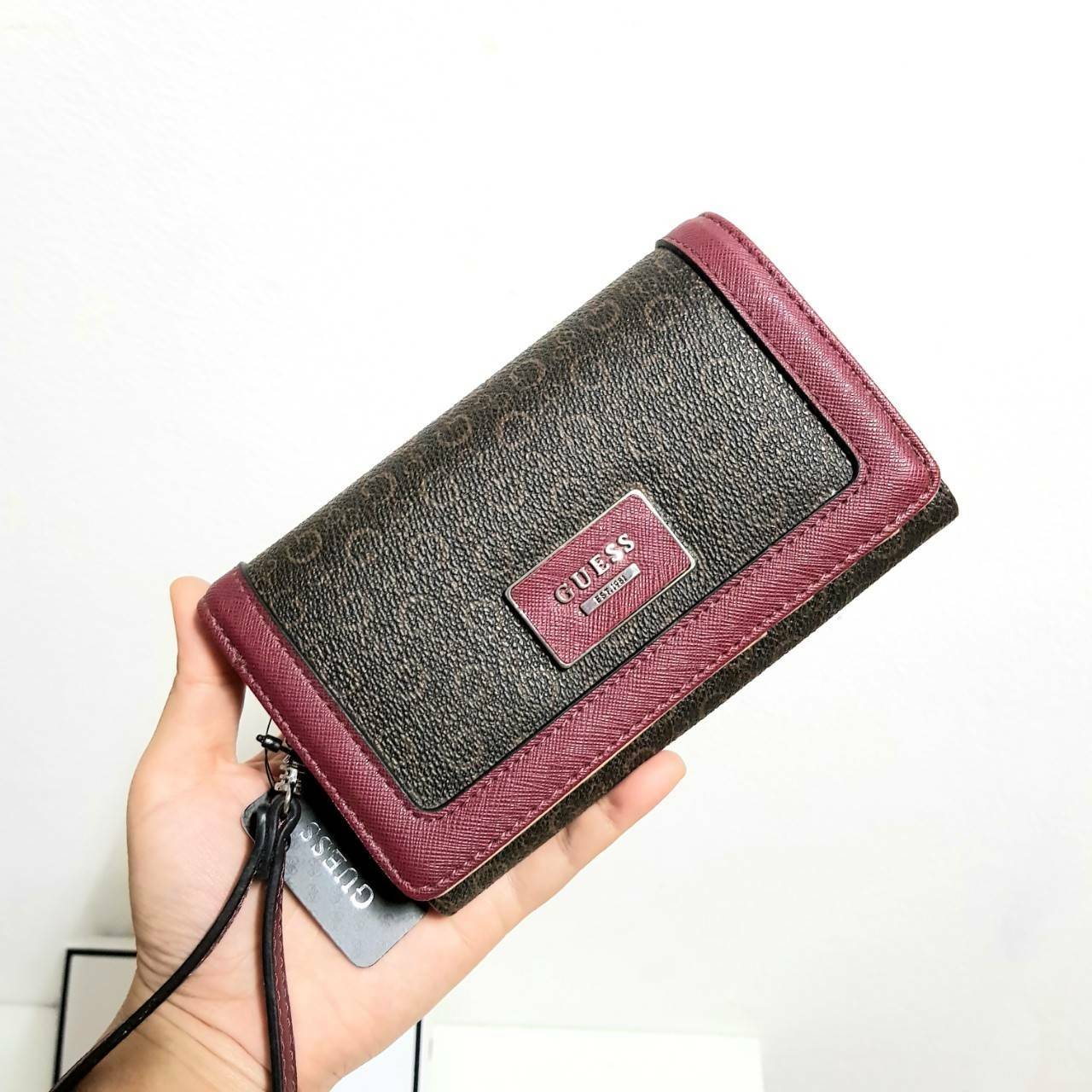 Guess leather wallet กระเป๋าสตางค์ใบกลาง ด้านหน้าแต่งโลโก้แบรนด์โลหะสวยหรู แต่งสีตัดหนังลายสวย ภายในมีช่องใส่ธนบัตร เหรียญ บัตรต่างๆ ด้านหลังมีช่องซิป ปิดเปิดใช้งานสะดวก ถือถนัดมือ มีสายคล้องมือ สามารถถอดออกได้ ขนาดกำลังพอเหมาะ ดีไซร์สวยงาม รุ่นแนะนำ มาให