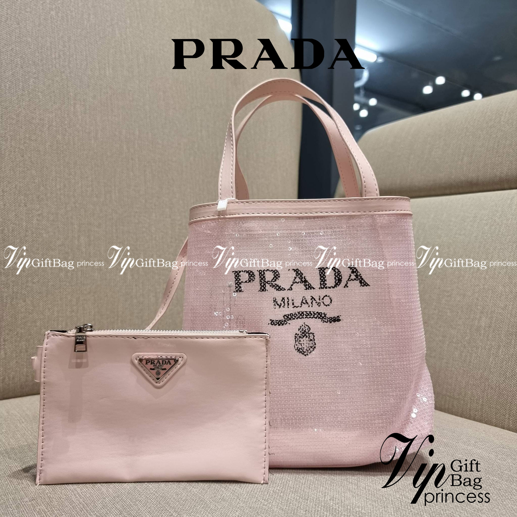 PRADA SMALL SEQUINED MESH TOTE BAG เอาใจสายแฟอีกครั้ง!! กระเป๋าทรงโท้ท ขนาดเล็ก ที่มีดีเทลฝีมือ ด้วยการเรียงร้อยแผ่นเลื่อมเป็นตาข่ายรอบใบ ตัดขอบด้วยหนังสังเคราะห์ พิเศษพร้อมใบลูกให้ด้วย ทรงใช้งานง่าย ภายในโล่งกว้าง ถือไปเรียน ไปเที่ยว ไปทำงาน พกพาง่ายสุดๆ