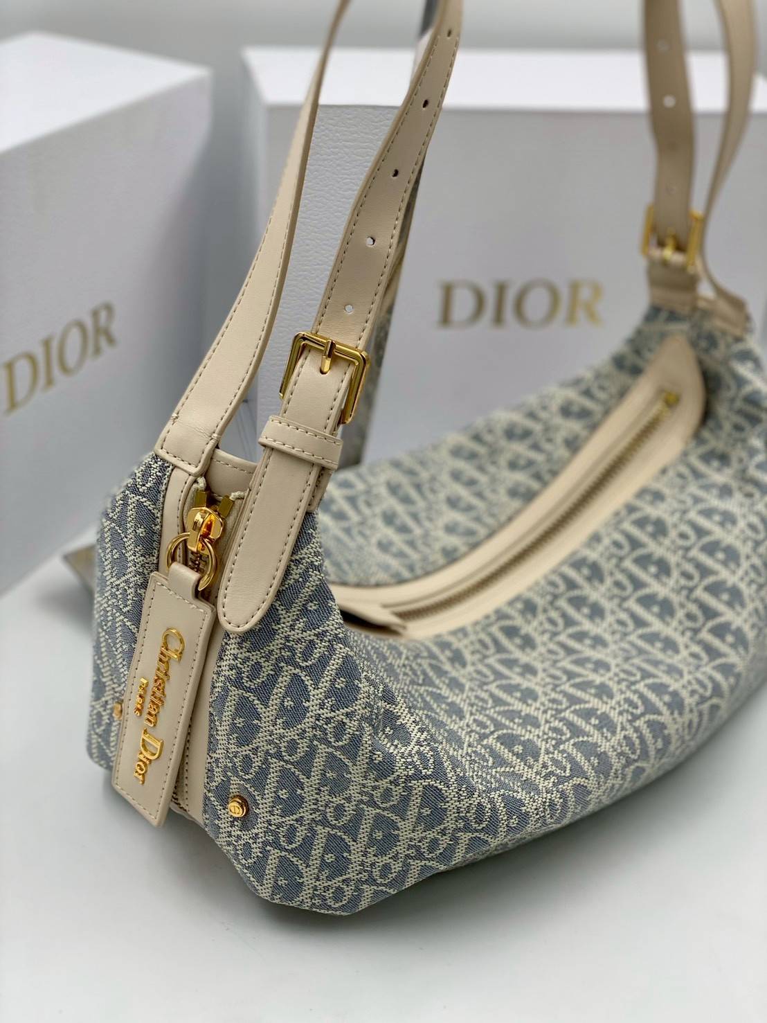 ORI หนังแท้ | DIOR D-Journey Bag กระเป๋าสะพายนิยามใหม่ดีไซน์ทันสมัย โดดเด่นด้วยรูปทรงโฮโบที่มาพร้อมกับดีไซน์ที่นุ่มนวลและทันสมัย พร้อมกับช่องใส่ของแบบติดซิป