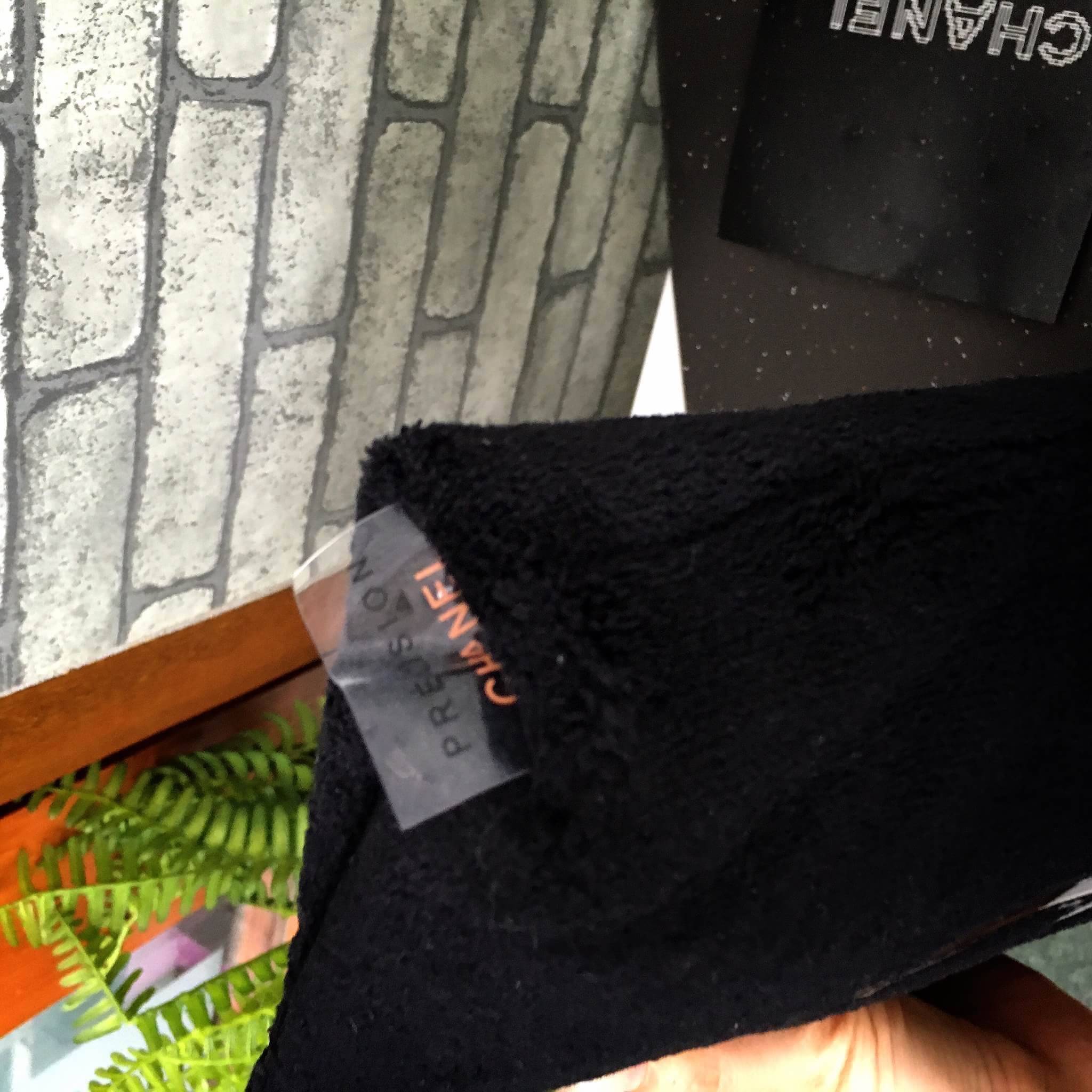 Best Seller♡ Must Have item 2018 !! Chanel Black Clutch bag งานพรีเมี่ยมกิ้ฟท์จากเคาเตอร์แบรนด์ดัง ของแท้จากแบรนด์ chanel ขนาดกะทัดรัด สะพายพร้อมสายโซ่ อะไหล่เงินรมควัน ผ้าขนสัตว์ฟูนุ่ม ด้านหน้า ปิดเปิดด้วยซิปที่จับปั้มแบรนด์ ด้านในมีช่องใส่ของเล็ก