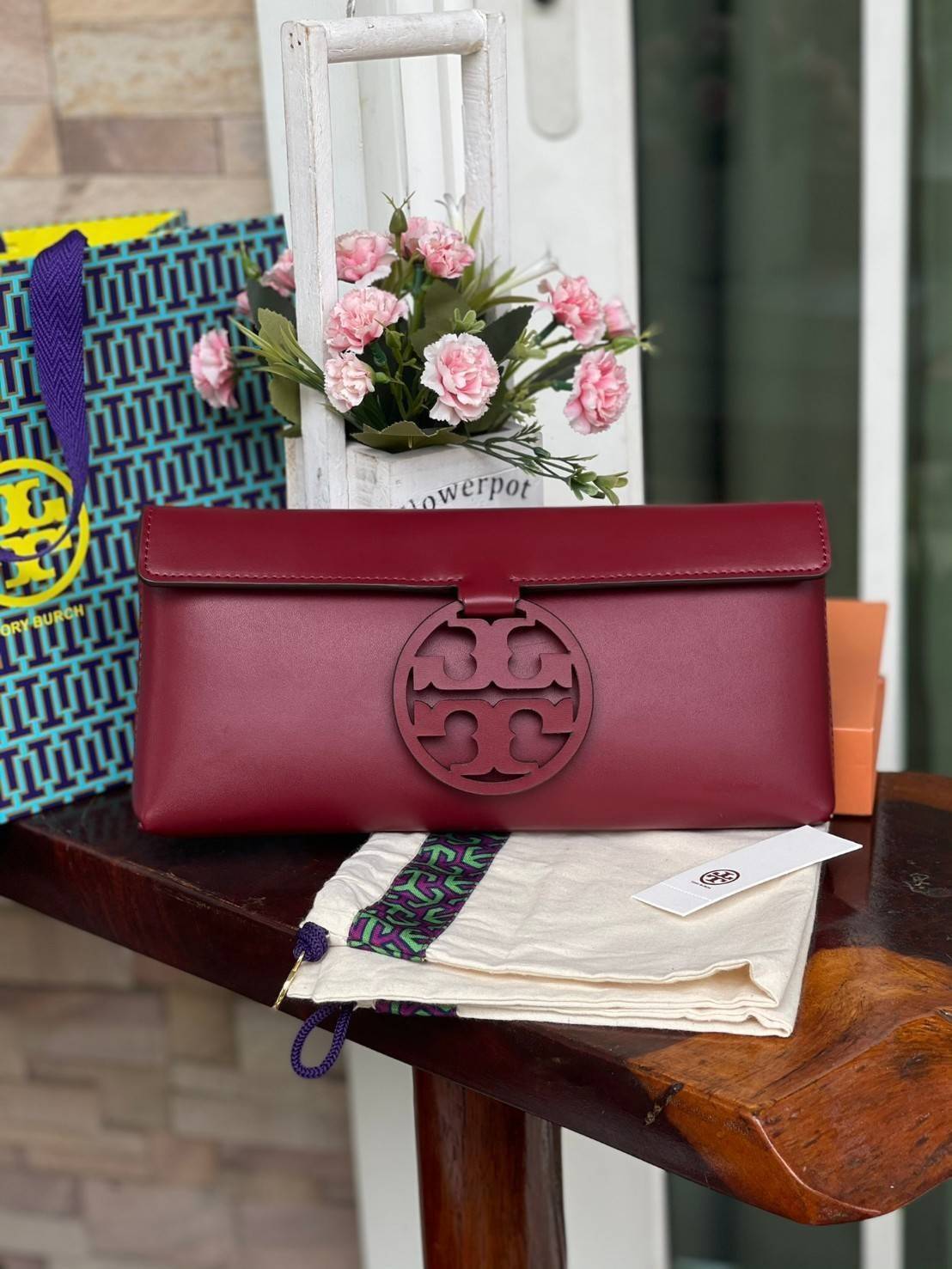 Tory burch Miller Metal clutch กระเป๋าคลัทช์ดีไซน์เรียบหรูออกแบบมาได้อย่างลงตัว ด้วยรูปทรงที่สวยงามและทันสมัย จากแบรนด์ Tory Burch ขนาดกำลังดี สามารถใส่กระเป๋าสตางค์หรือเครื่องสำอางค์ได้ตามขนาดกระเป๋า ในเรื่องของดีไซน์และLogo DoubleT เฉดเดียวกับสีของกระเป