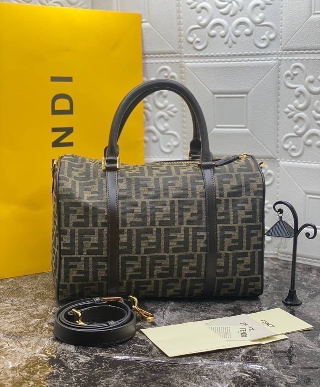 หนังแท้ Fendi Travel Bag Fendi Boston Vintage Bag พร้อมส่งที่ไทย Tobacco Zucca Canvas and Gold hardware. กระเป๋าเดินทางใบใหญ่กำลังดี ภายในโล่งกว้าง จุของได้เยอะ ภาพสินค้าถ่ายจากงานขายจริง ใช้งานต่างประเทศได้ค่ะ