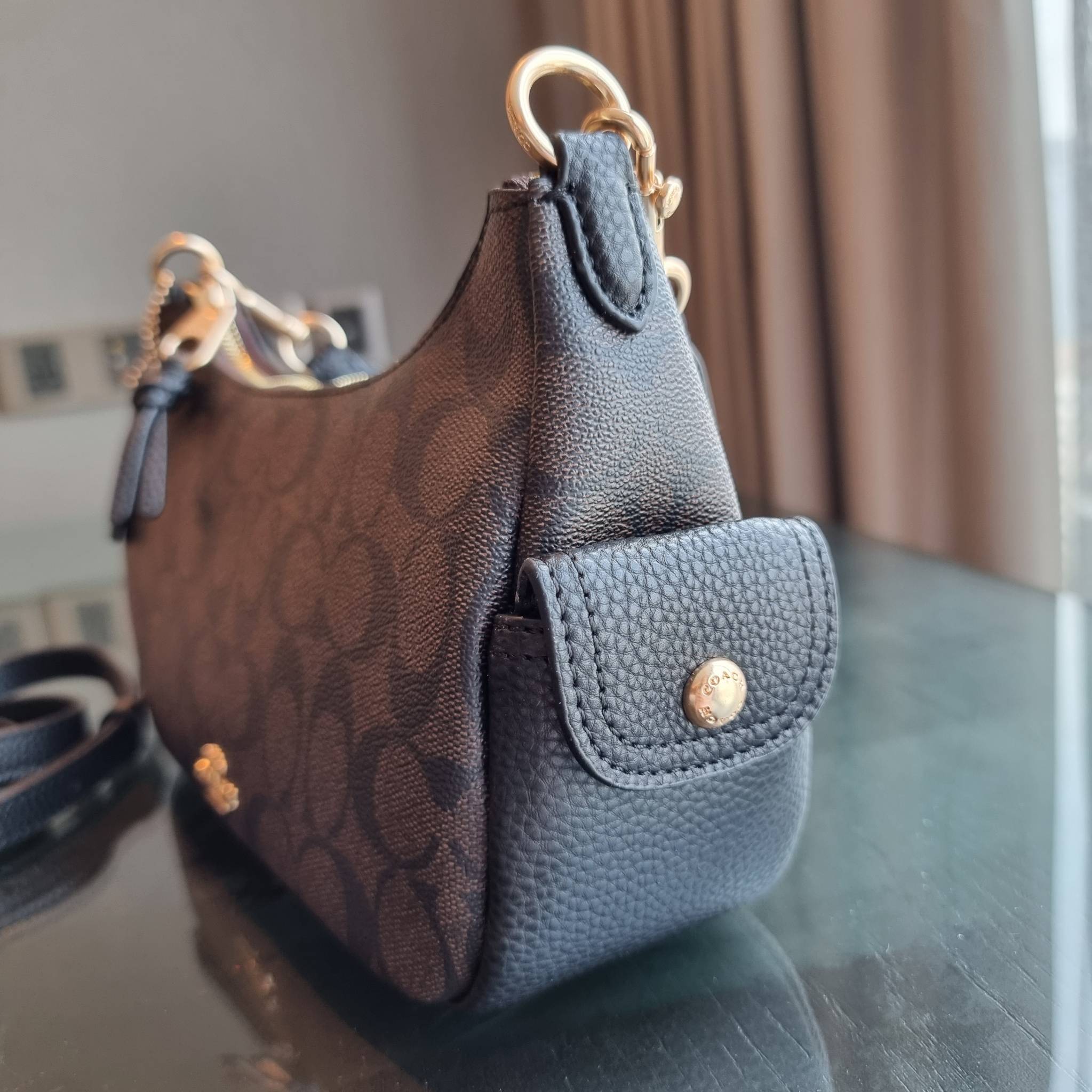 COACH C7223 PENNY SHOULDER BAG 25 IN SIGNATURE CANVAS คอลเลคชั่นเพนนีสุดคิ้วท์ ในรูปแบบของกระเป๋าสะพายไหล่กึ่งทรงพอช พร้อมเสิร์ฟความสวยถึงบ้านไปเลย!! ด้วยดีไซน์คลาสสิคย้อนยุค ที่แอบแฝงความเรียบหรู มาพร้อมสายสะพาย 2 เส้น เป็นสายคล้องมือและสายสะพายครอสบอดี้