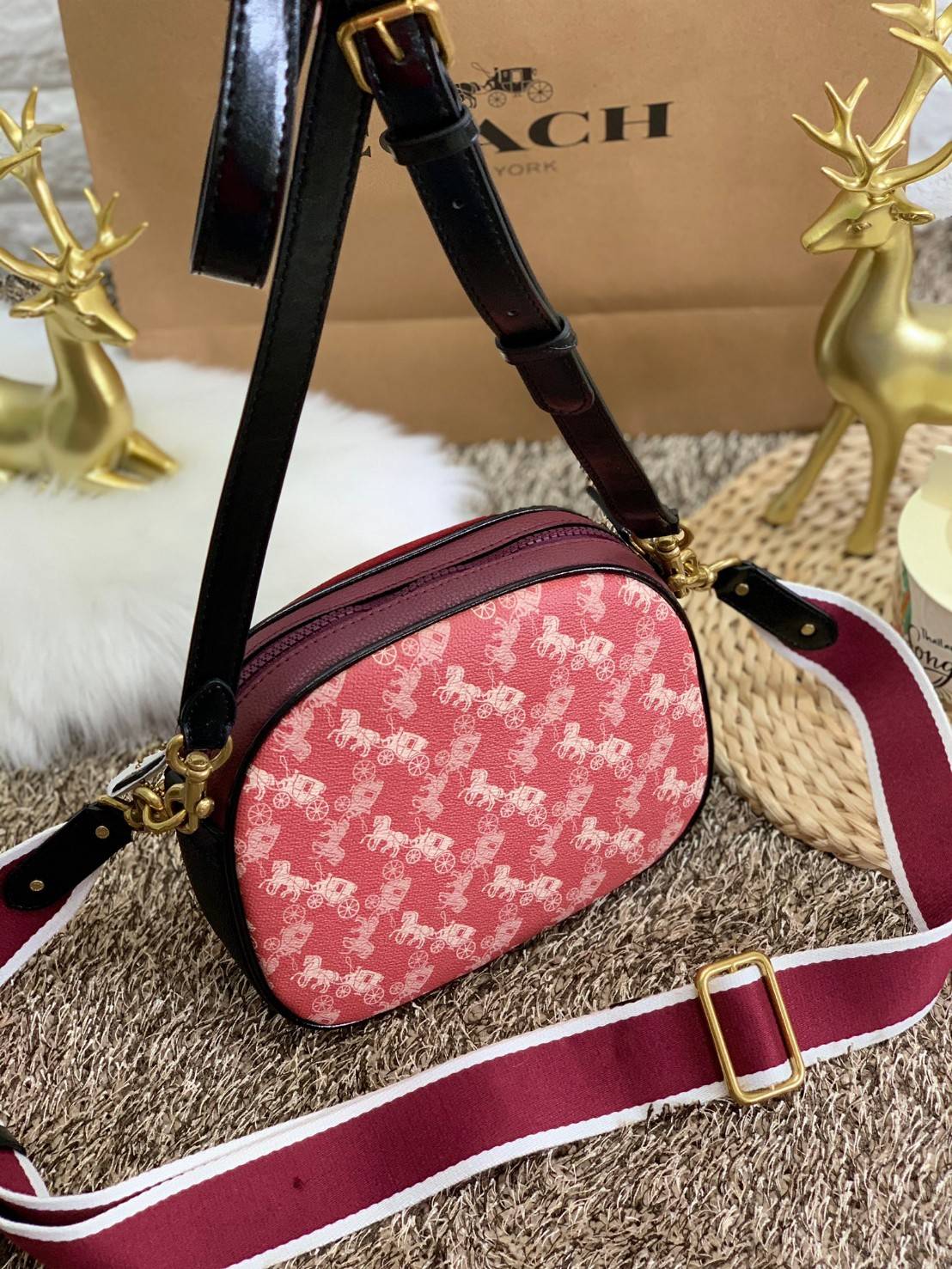 COACH KAT CROSSBODY WITH HORSE AND CARRIAGE PRINT ((88480//88544)) พร้อมส่งค่ะ! กระเป๋าสะพายแบบครอสบอดี้ร์ หนังแท้อย่างดี ตัวกระเป๋าเก๋ด้วยการพิมพ์ลายรถม้าค่ะ ด้านหน้ามีช่องกระดุมแม่เหล็กสำหรับใส่ของจุกจิกได้ พร้อมโลโก้แบรนด์สุดหรู