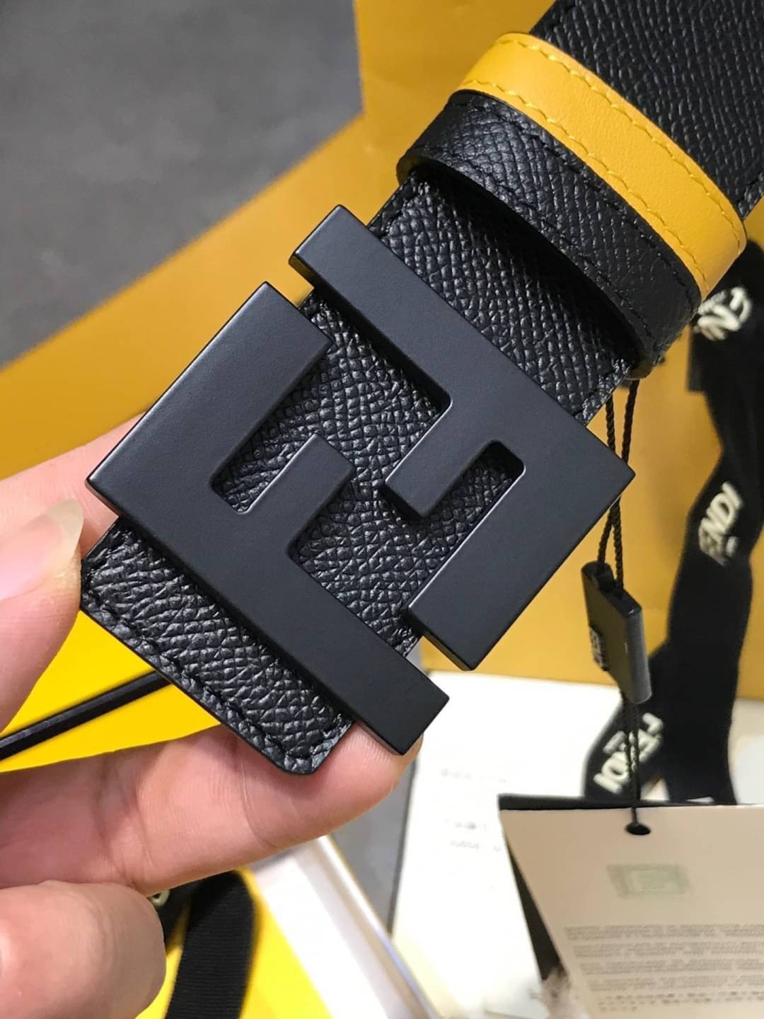 FENDI Belt Black leather belt เข็มขัดเฟนดิหนังแท้ เกรดออริจินอล ดีไซน์เรียบหรูเข้ากับทุกลุ๊ค ใช้ได้ทั้งชายหญิง มาพร้อมกล่อง ห้ามพลาดค่ะ! พร้อมส่งที่ไทย ภาพถ่ายจากงานขายจริง ใช้งานต่างประเทศได้