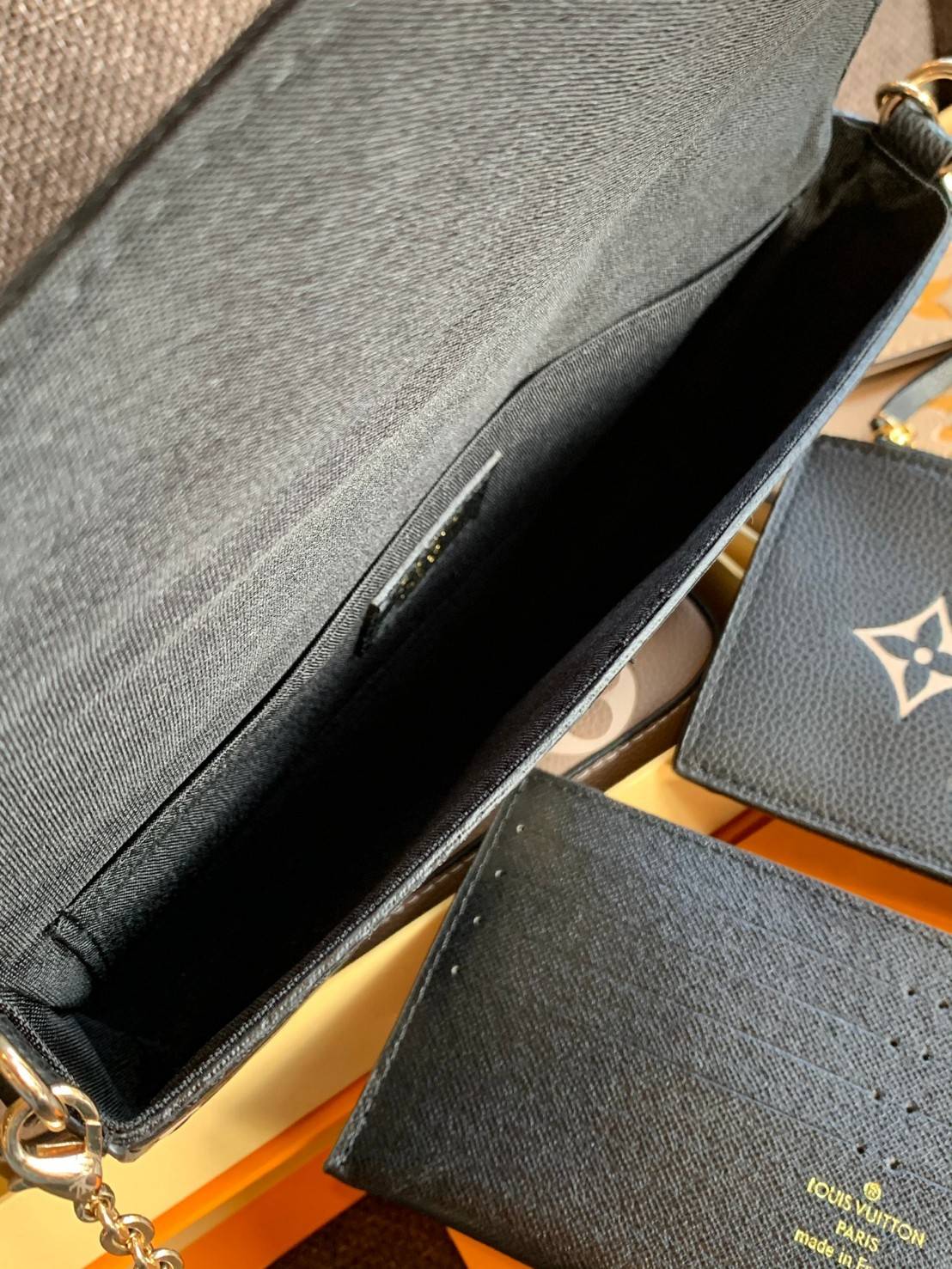 VIP 】Louis Vuitton Pochette Felicie ใบจริงหนังสวยมากๆค่า! ✔️กระเป๋าแบบคลัท มีสายสะพายโซ่มาให้ด้วยค่ะ ✔️หนังแกะสังเคราะห์อย่างดี ลายหนังสวย ปั้มลายแบรนด์ทั้งใบ ✔️รุ่นนี้มาพร้อมกระเป๋าเล็ก สำหรับใส่บัตรได้1ใบ//ใส่ธนบัตรแบบมีซิปรูดอีก1ใบ