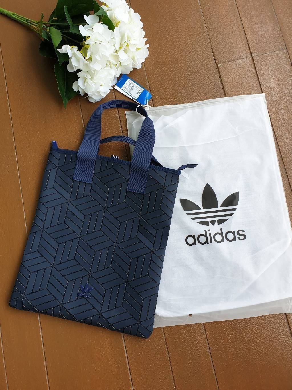 Adidas Original Shopper 3D Tote Bag Trefoil Handbag . Classic Sports กระเป๋าถือหรือสะพาย ลาย graphic ทรง sport วัสดุ polyurethaneเนื้อ matte หนังนิ่ม น้ำหนักเบา เปิดปิดด้วยซิป ภายในกว้างโล่ง ใส่ A4, iPad และของใช้ได้เยอะ Unisex ใช้ได้ทั้ง ช ญ ค่ะ