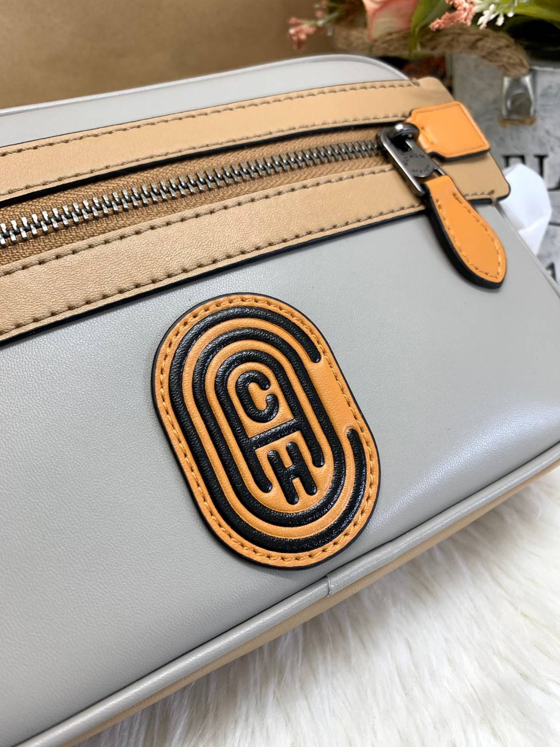 COACH ACADEMY CROSSBODY IN SIGNATURE WITH VARSITY ZIPPER ((768, 960)) พร้อมส่งที่ไทยอีกครั้ง! ได้ไปหลงรักแน่นอนค่ะ😘 กระเป๋าสะพายครอสบอดี้ร์ของคุณผู้ชาย((สาวหล่อใช้ก็สวยทีเดียว)) หนังแท้อย่างดี หนังนิ่มมือดีค่ะ